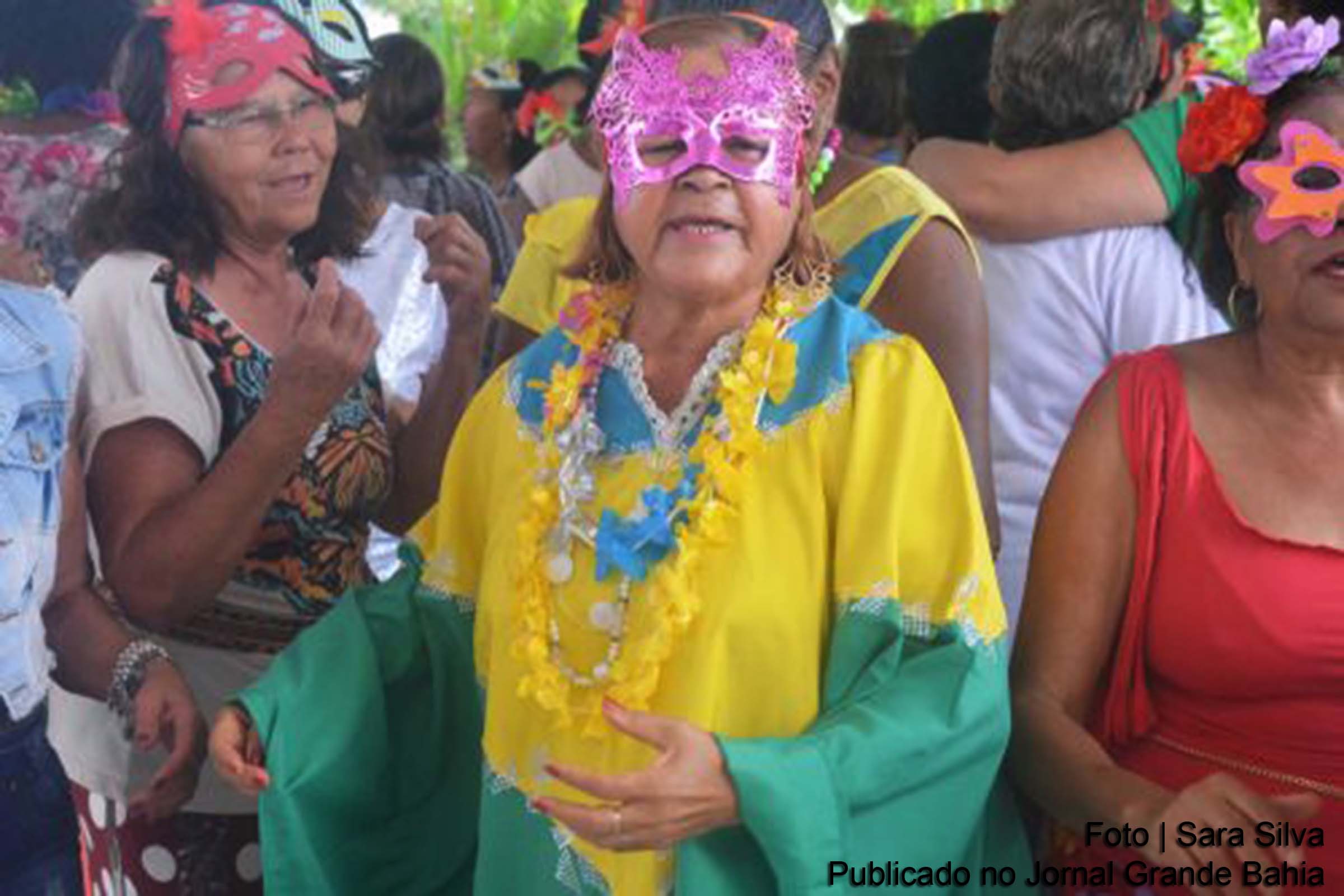 Baile de máscaras no Centro de Convivência para Idosos Dona Zazinha Cerqueira, em Feira de Santana.