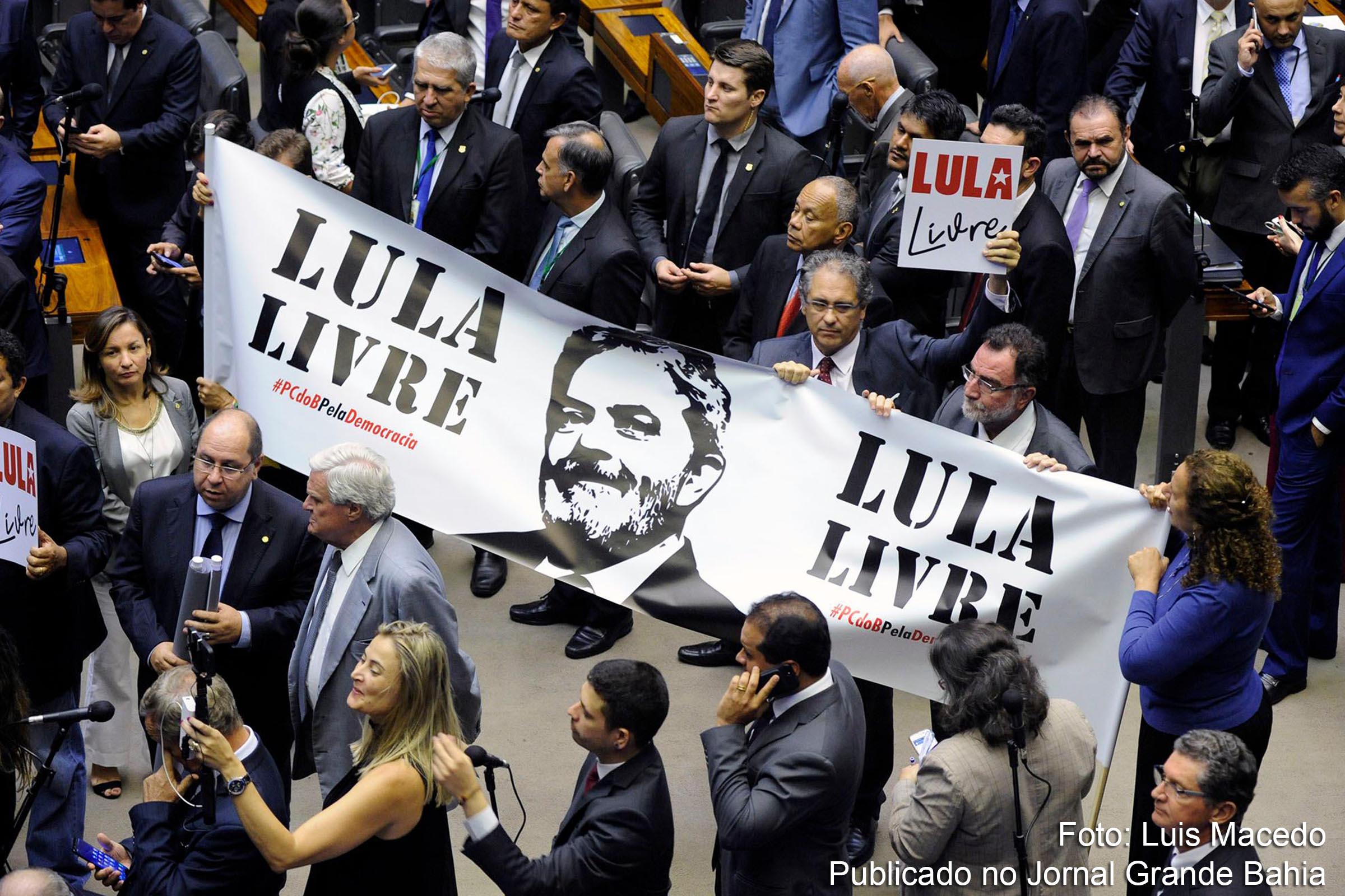 Parlamentares protestam em defesa de ‘Lula Livre, por eleições democráticas’.
