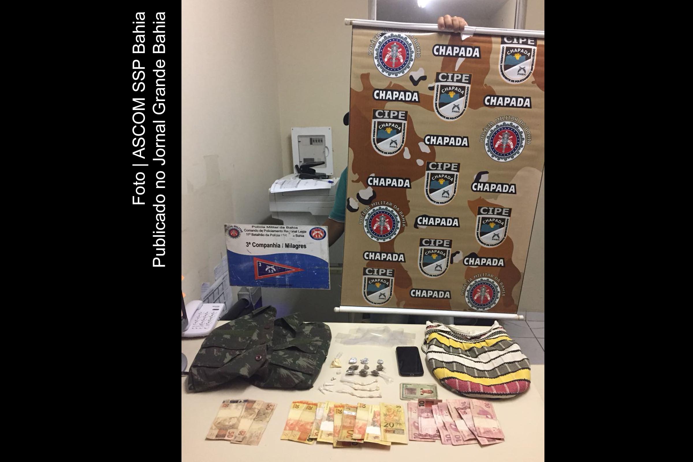 Polícia apreende drogas e dinheiro.