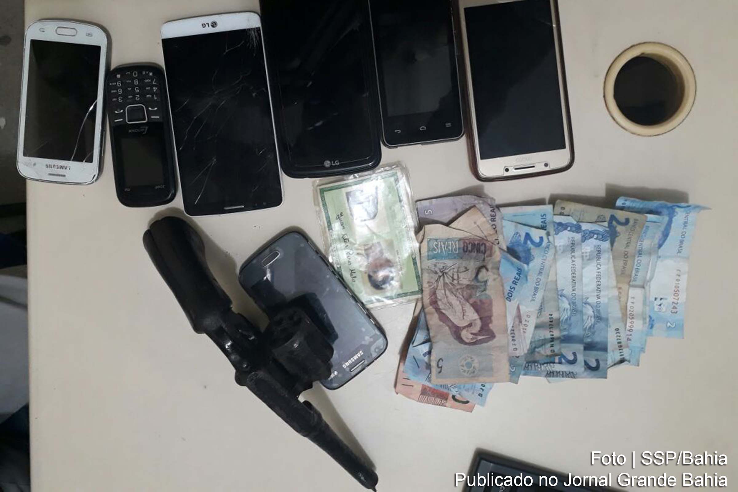Revólver, aparelhos celulares e dinheiro apreendidos pela 14ª Companhia Independente da Polícia Militar, em Salvador.