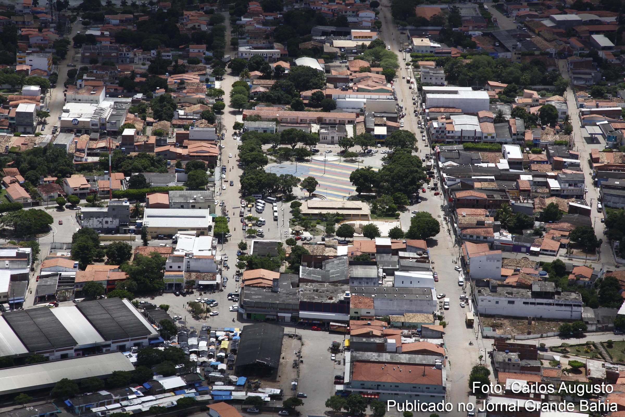 Vista aérea do centro da cidade de Santo Estêvão.