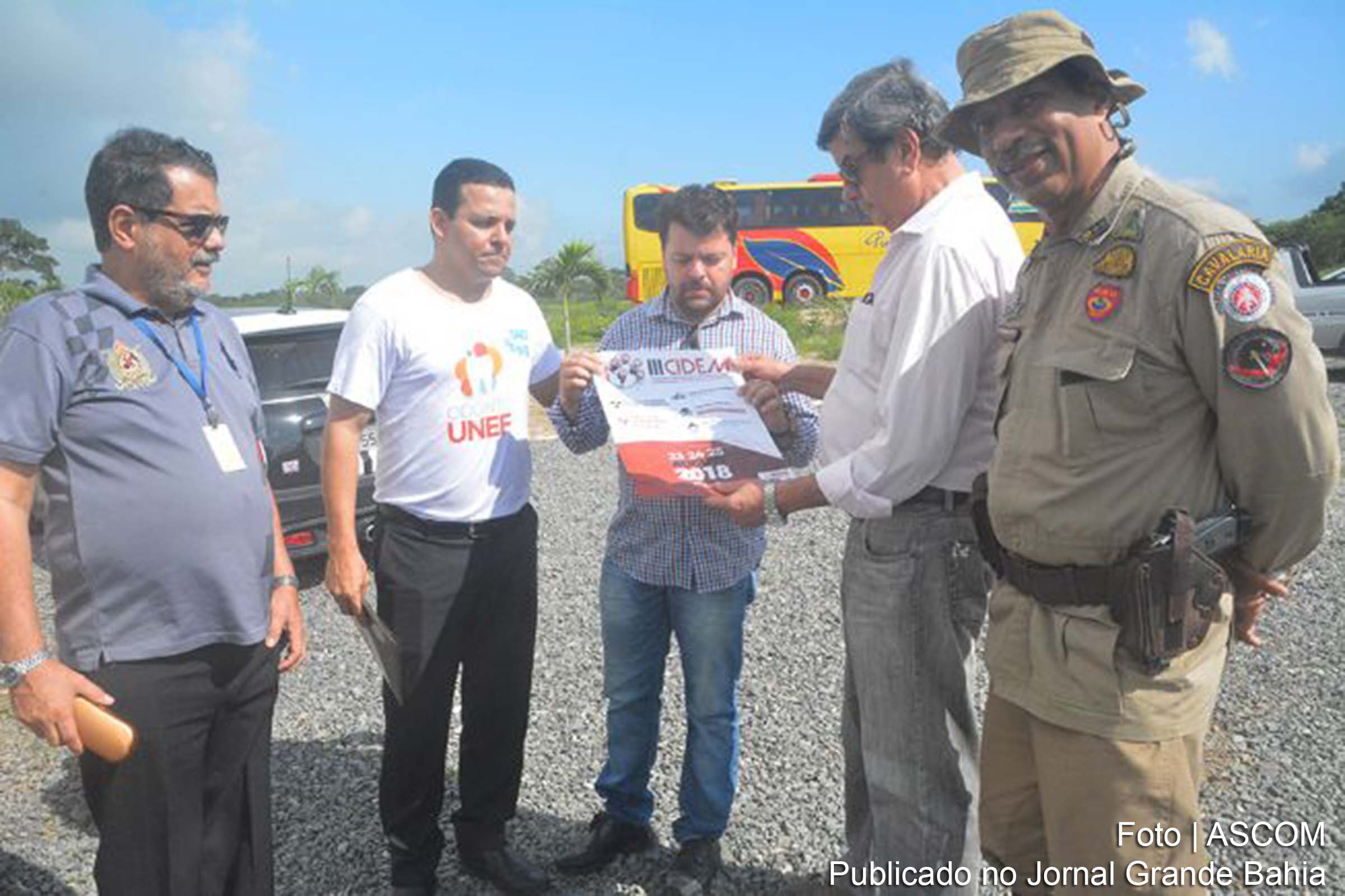 Prefeito Colbert Martins durante ação conjunta promovida pela UNEF em parceria com a Polícia Militar para alunos de escolas primárias.