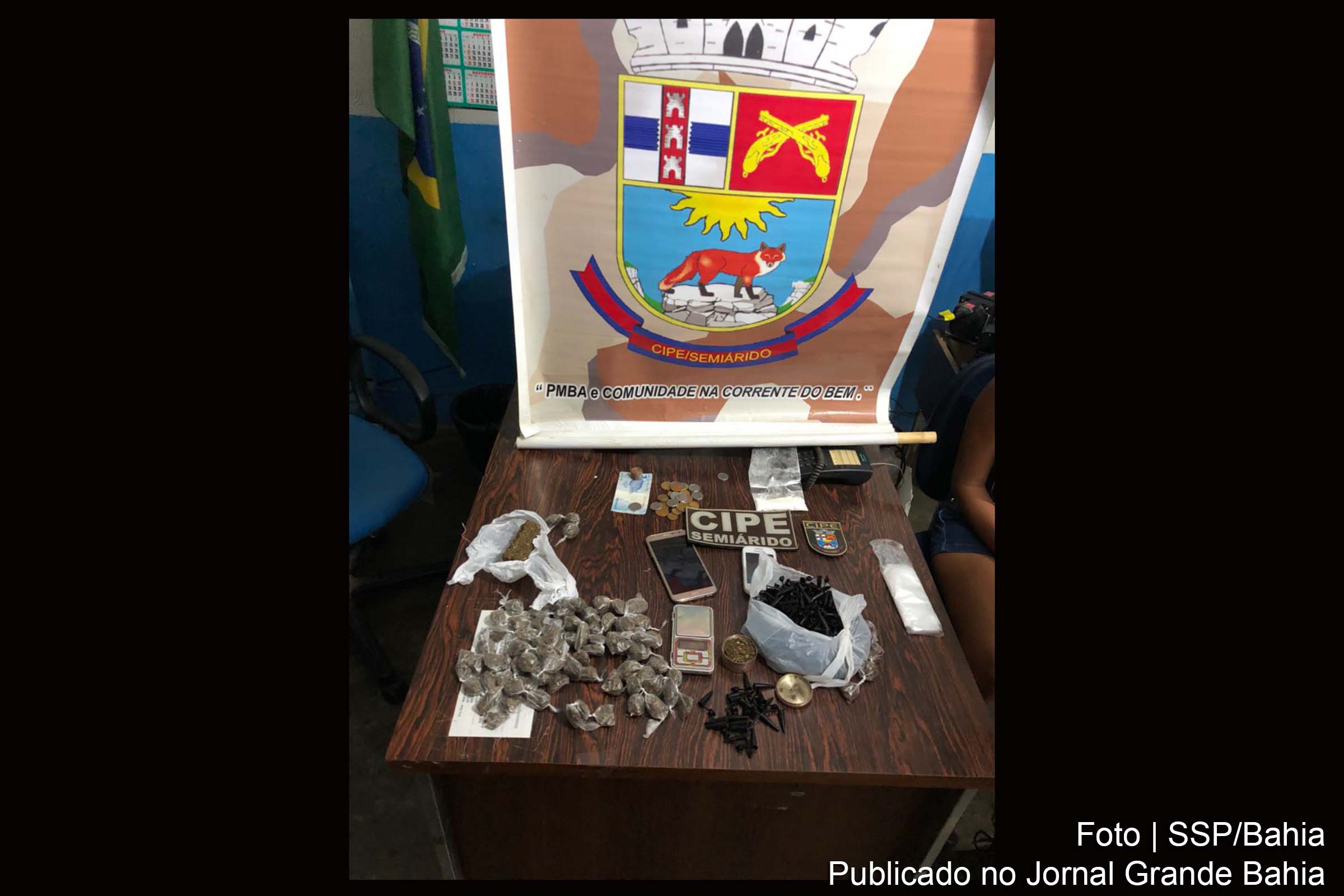 Drogas e celulares são apreendidos pela polícia.
