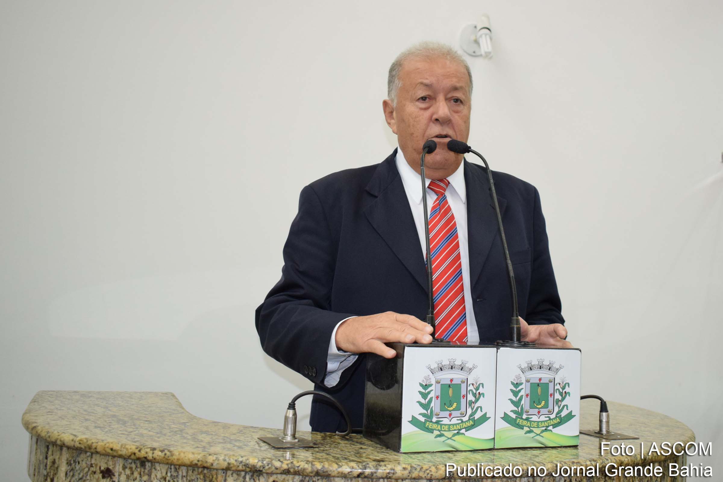 O vereador Carlito do Peixe, durante sessão na Câmara Municipal de Feira de Santana, agradeceu a limpeza realizada no bairro Irmã Dulce e solicitou melhorias na infraestrutura local. Em seu pronunciamento, ele destacou a urgência na instalação da rede de esgoto e a necessidade de verificação das condições das caixas de drenagem instaladas pela Embasa.