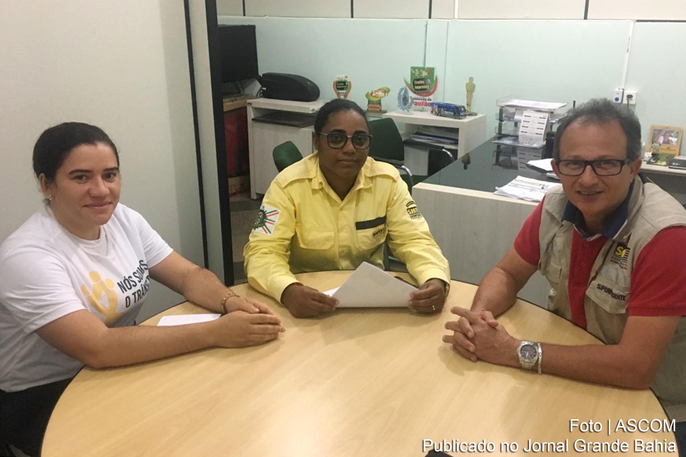 Membros da SMTT de Feira de Santana e Maurício Carvalho, superintendente do órgão.