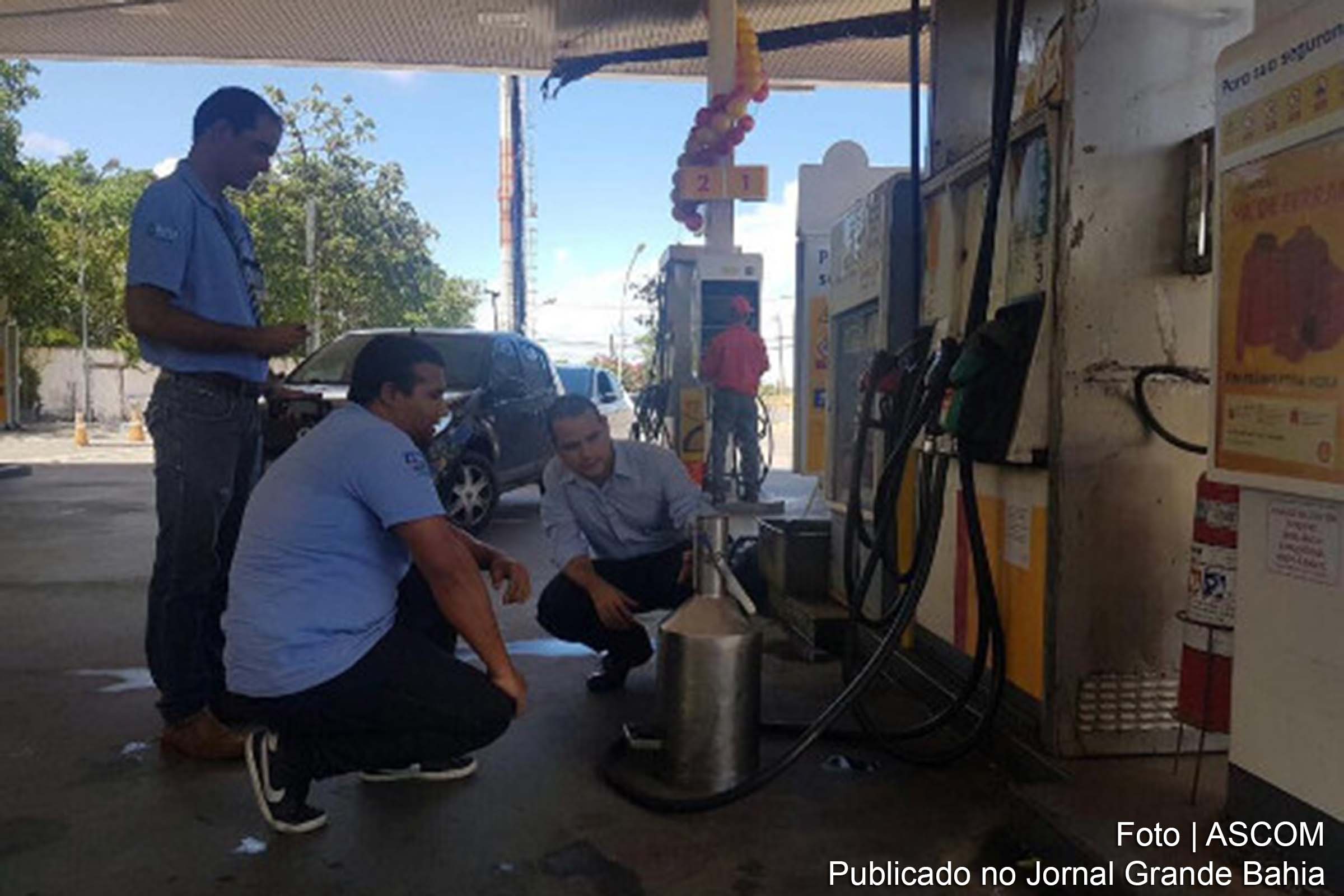 IBAMETRO fiscaliza posto de combustível e informa que apenas os galões para transporte de combustível certificados pelo INMETRO podem ser utilizados.