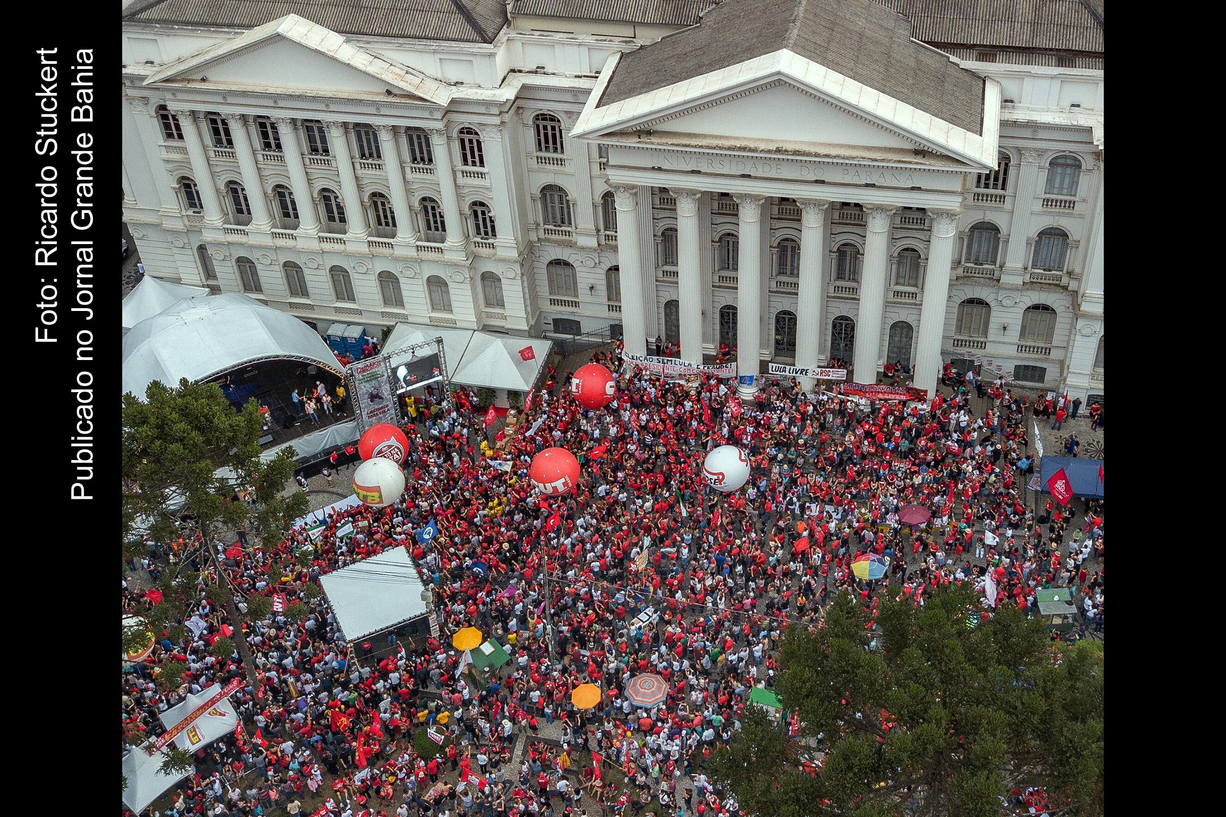 Ato unificado do 1° de Maio, pela liberdade de Lula e em defesa da democracia, na Praça Santos Andrade, em Curitiba.