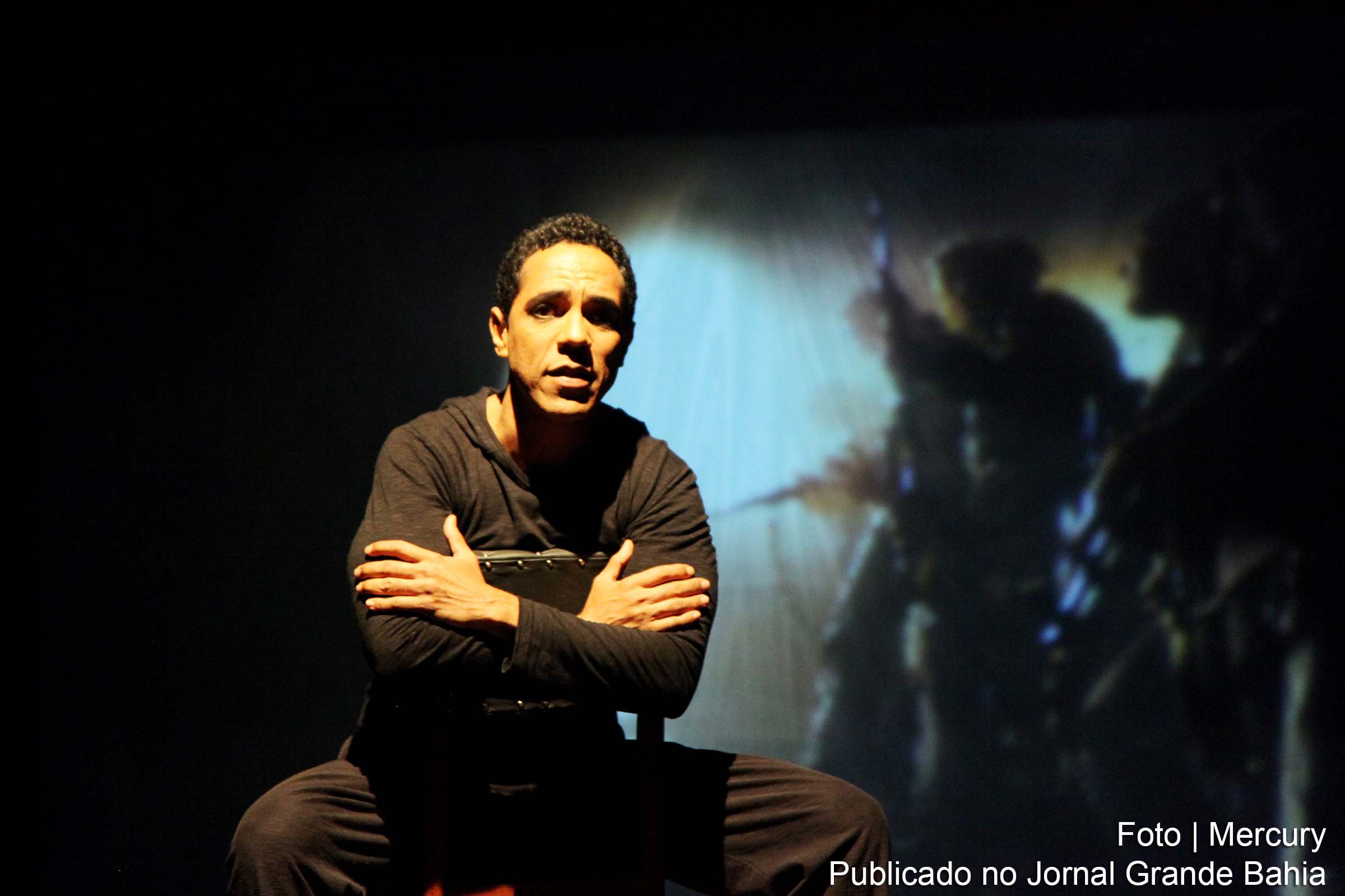 O ator Lelo Filho durante o espetáculo 'Fora da Ordem'.