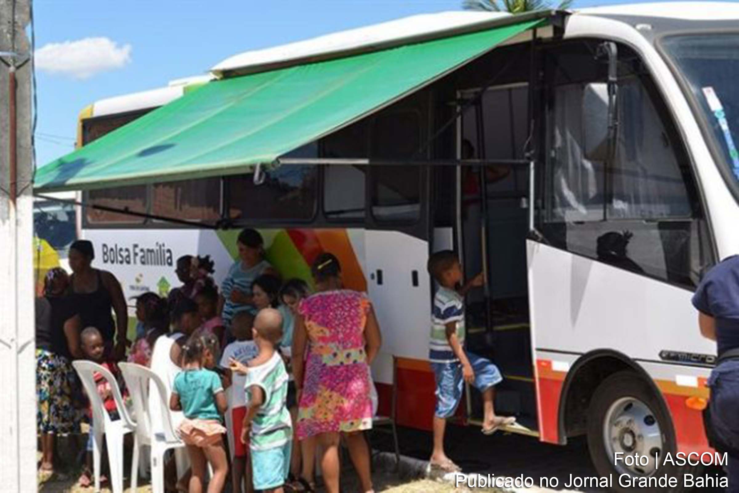 Ônibus do programa Bolsa Família Móvel chega ao Bairro Aviário, em Feira de Santana.