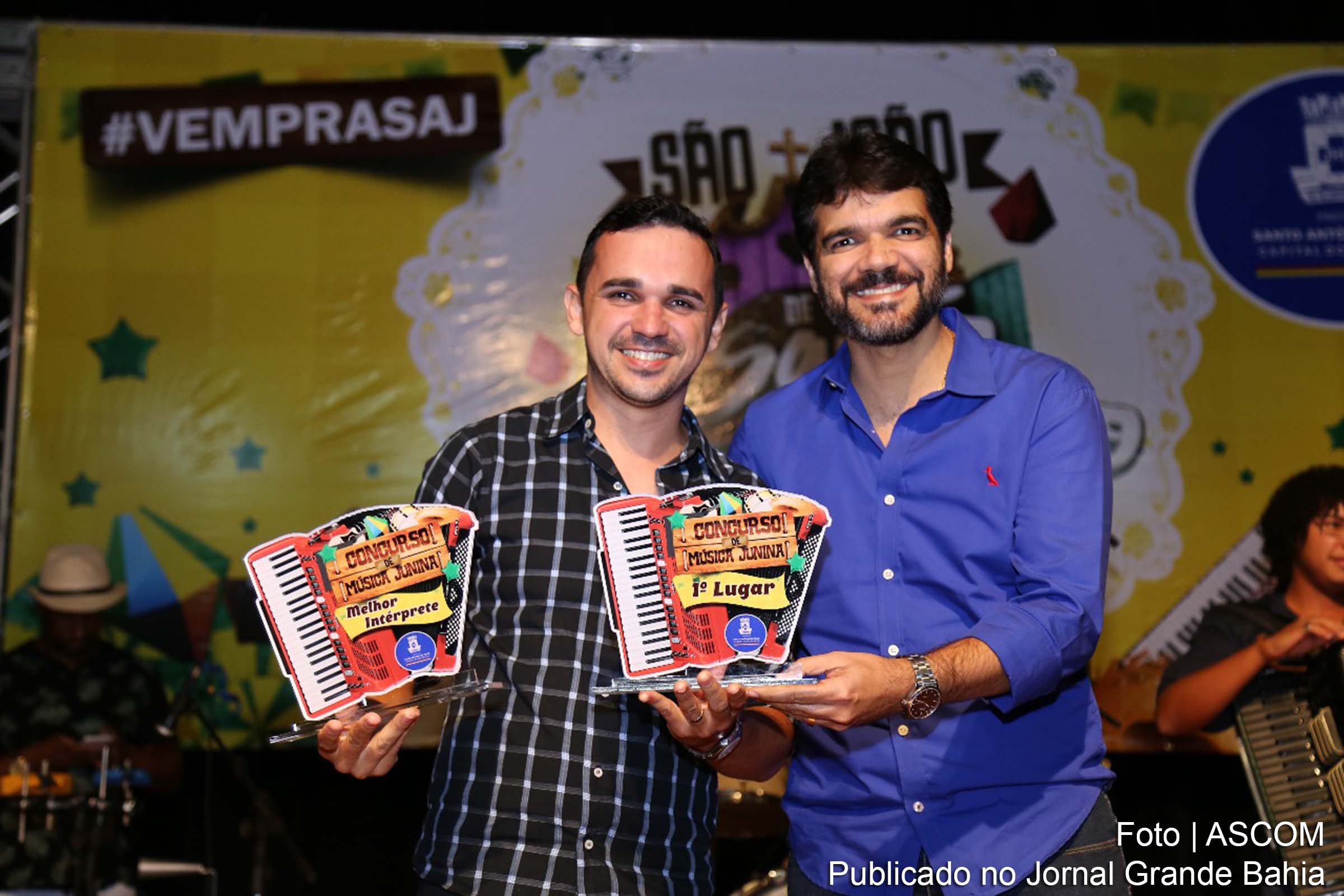 O compositor e o intérprete da canção ‘Vem Ver’ são campeões do Concurso de Música Junina de Santo Antônio de Jesus.