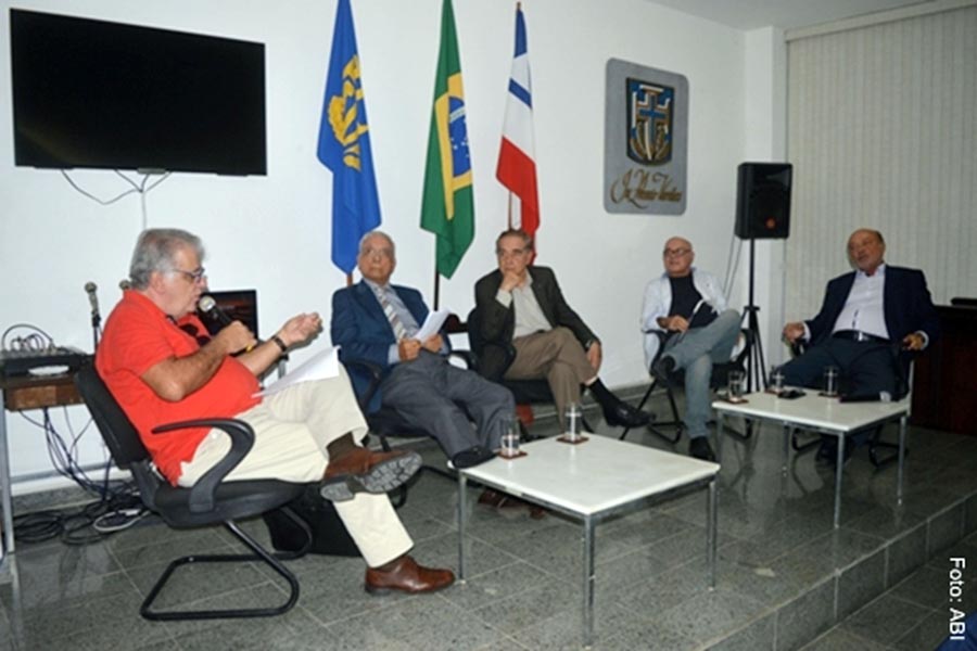 Debate na ABI Bahia abordou 'Esquerda x Direita e sua convergência'.