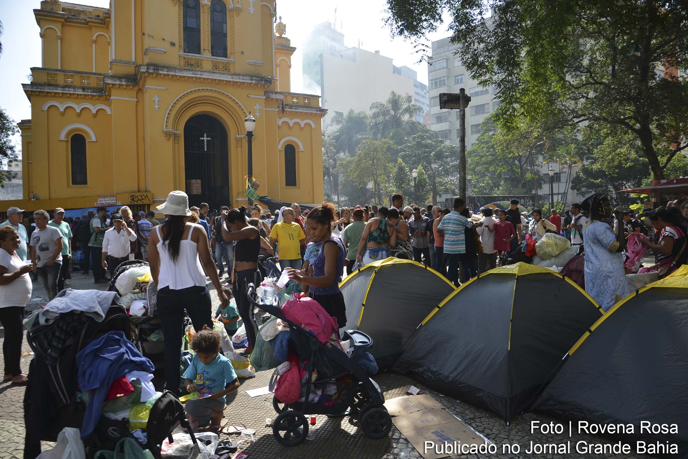 Desabrigados do edifício Wilton Paes de Almeida, que desabou após incêndio, acampam no Largo do Paissandu, em São Paulo.
