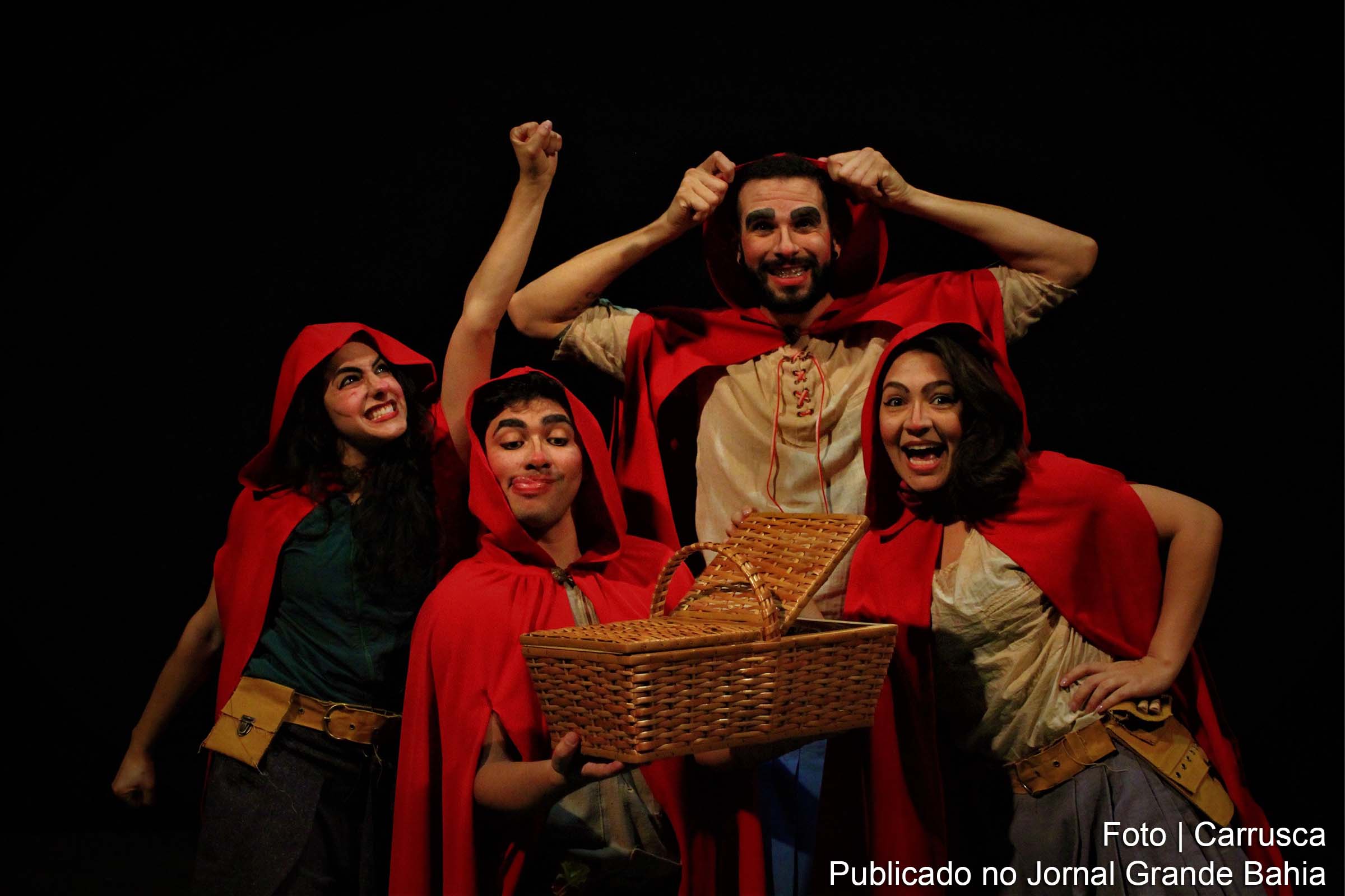 Elenco do espetáculo 'Chapeuzinho Vermelho', da Cia O Trem.