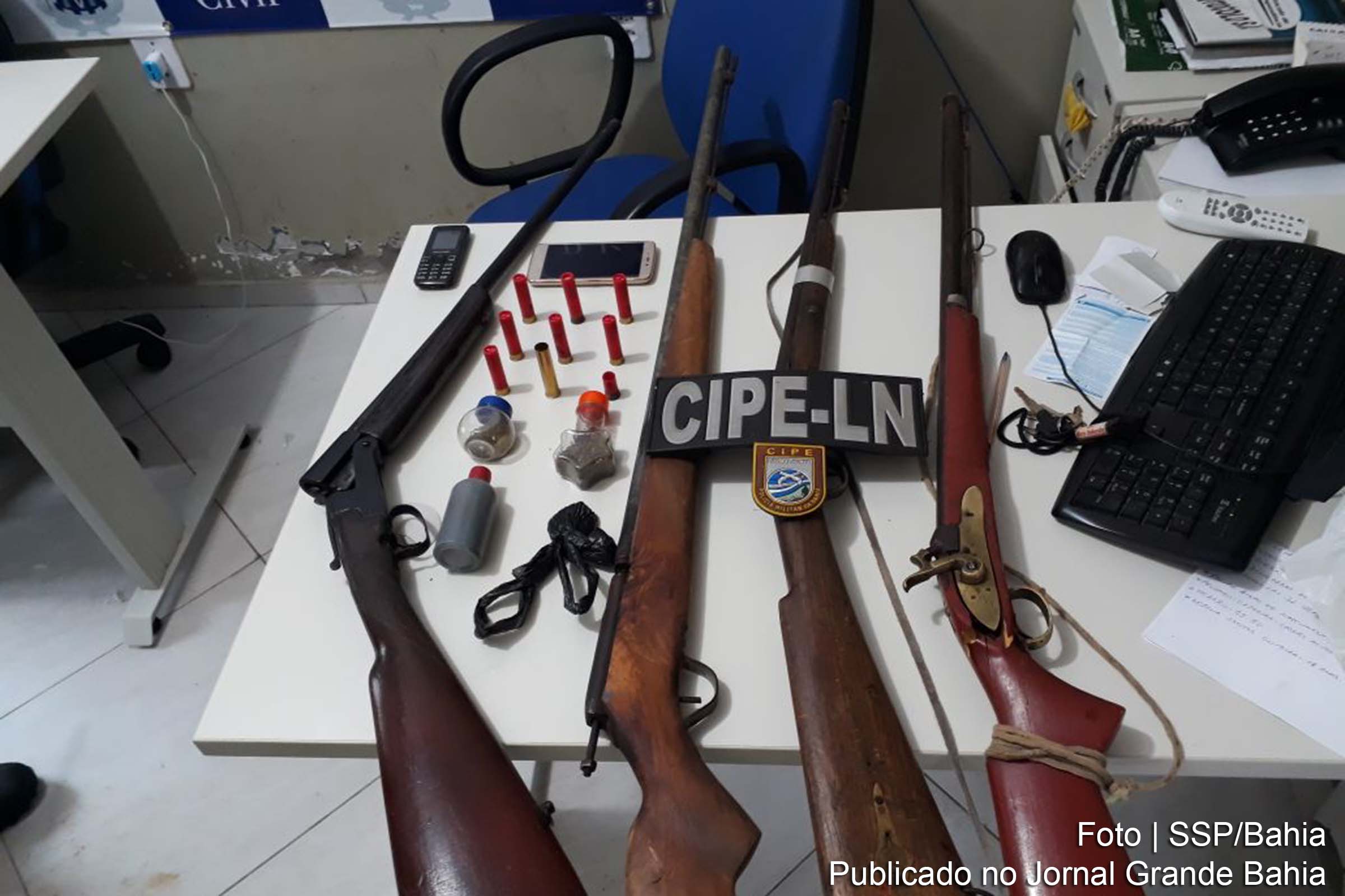 Armamento é apreendido pela polícia.