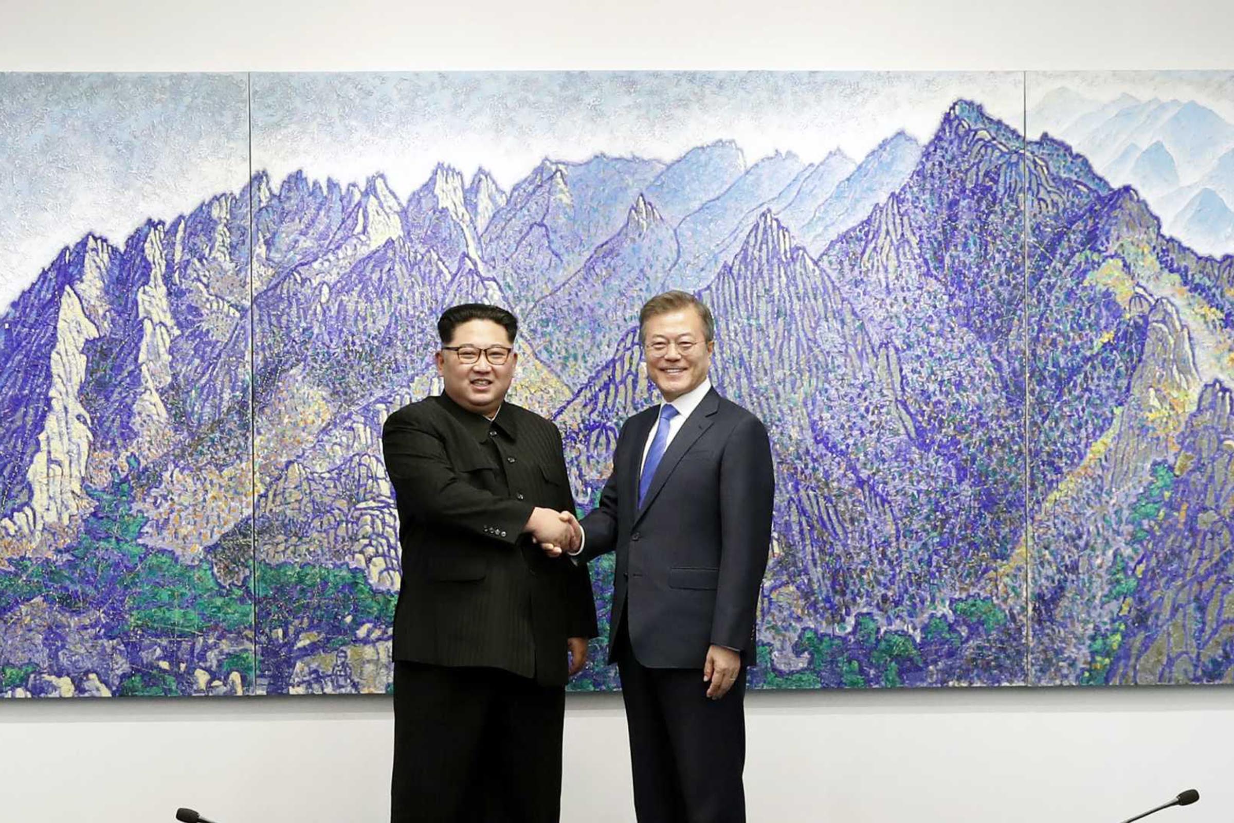 Cúpula Inter-Coreana: encontro entre os presidentes sul coreano Moon Jae-in e Kim Jong Un da Coréia do Norte, ocorrido em Panmunjeom, em 26 de abril de 2018.