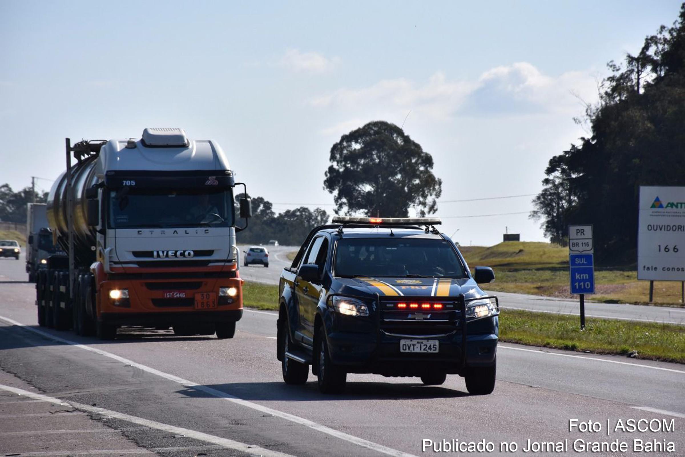Equipe da Polícia Rodoviária Federal (PRF) escolta carga de combustível para aviação desde a Refinaria da Petrobras em Araucária (PR) até o Aeroporto Internacional Afonso Pena, em São José dos Pinhais (PR).