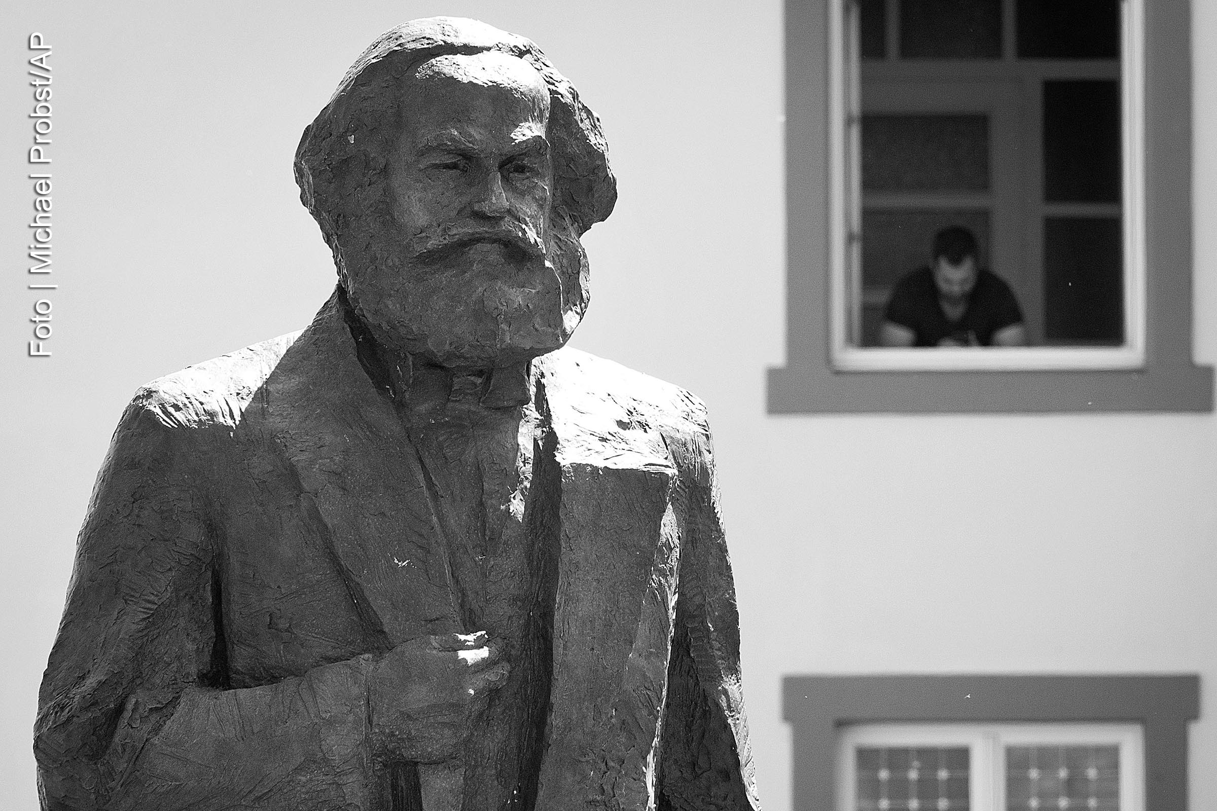 Estátua em bronze de Karl Marx, localizada em Tréveris, Alemanha.