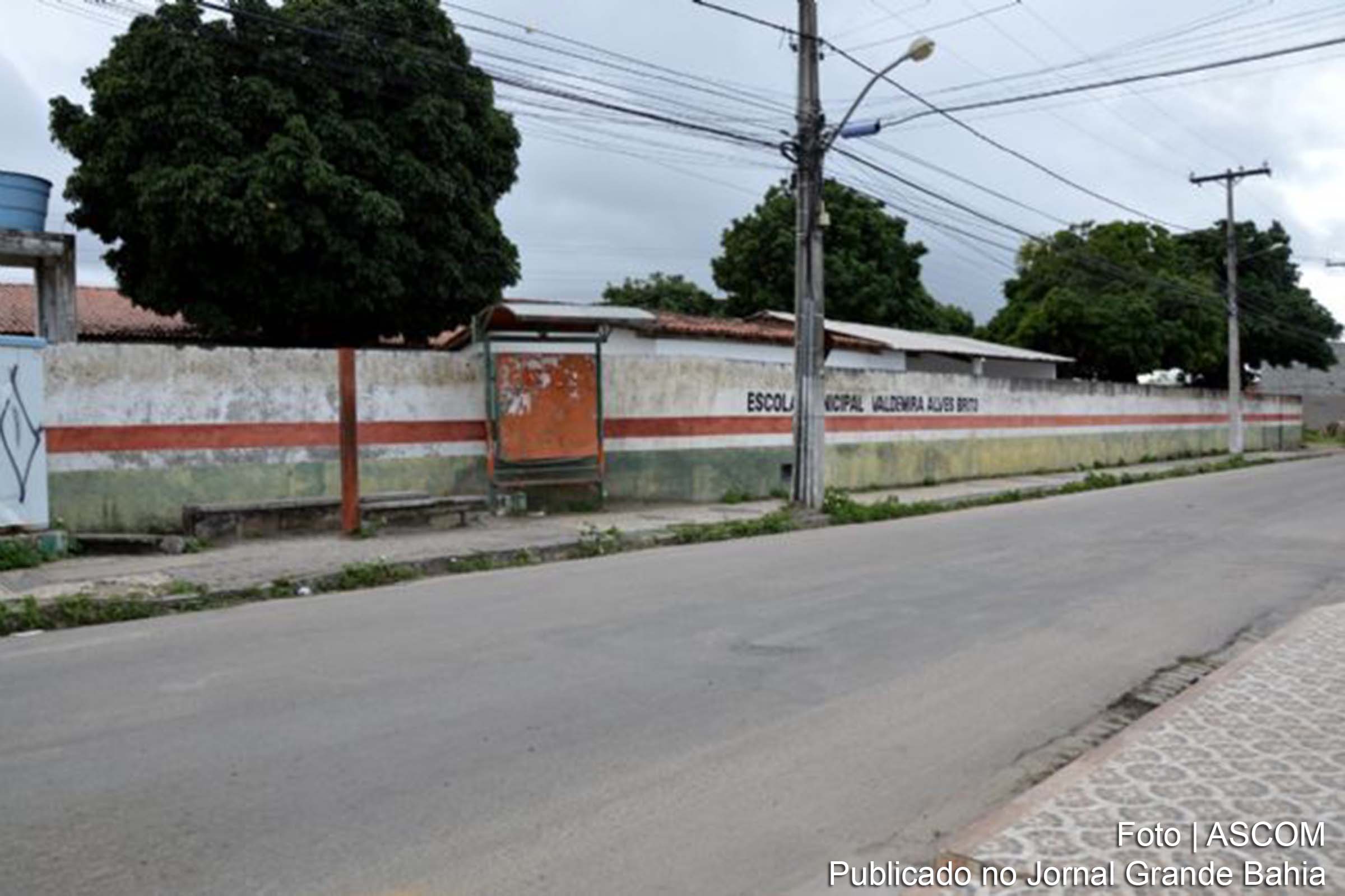 Fachada da Escola Municipal Valdemira Alves Brito, em Feira de Santana.