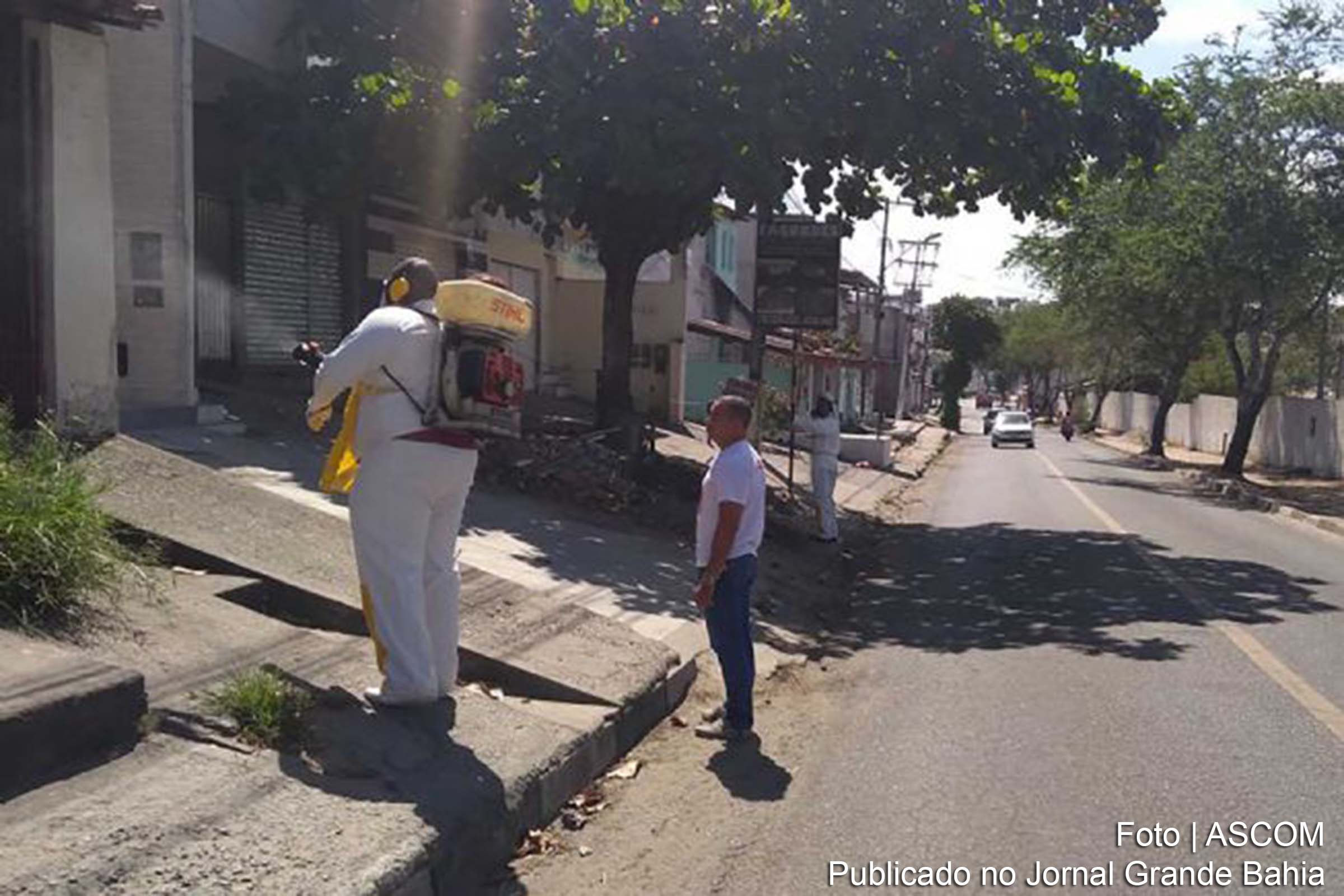 Agente de endemias realiza ações de combate ao mosquito Aedes aegypti em Feira de Santana.
