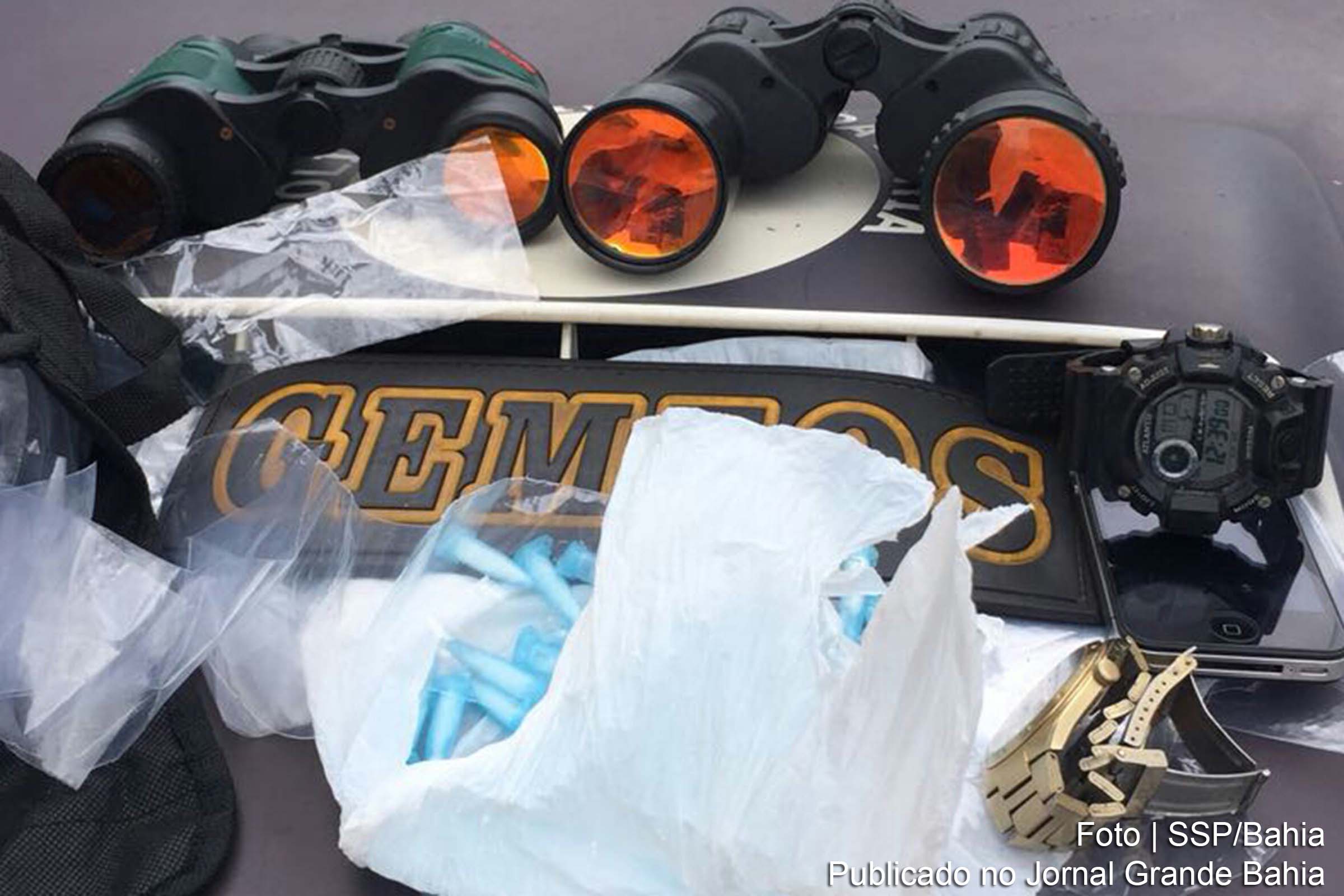 Polícia apreende, com bandidos, equipamento usado para vigilância de forças públicas de segurança.