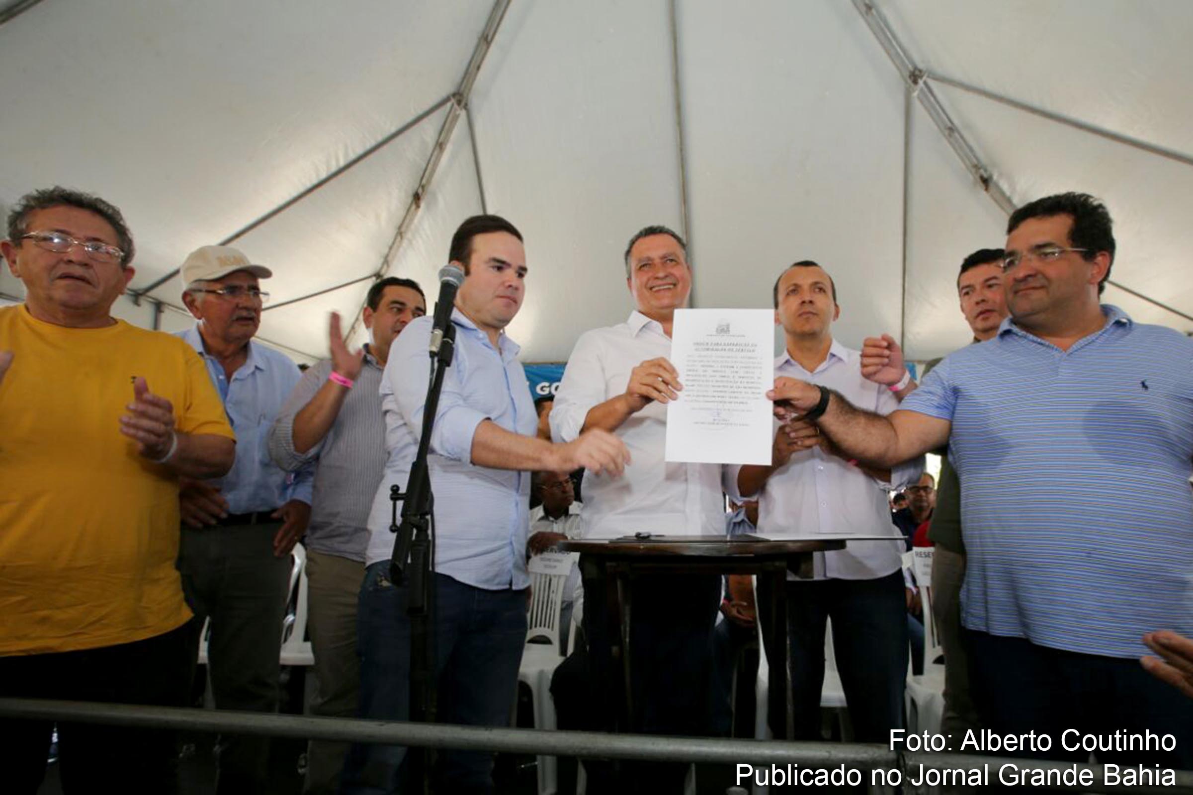 Governador Rui Costa entrega ambulância, certificado de Cadastro Estadual Florestal de Imóveis Rurais, assina Ordem de Serviço para implantação do Sistema de Abastecimento de Água e recuperação da BA 463, no município de São Desidério.