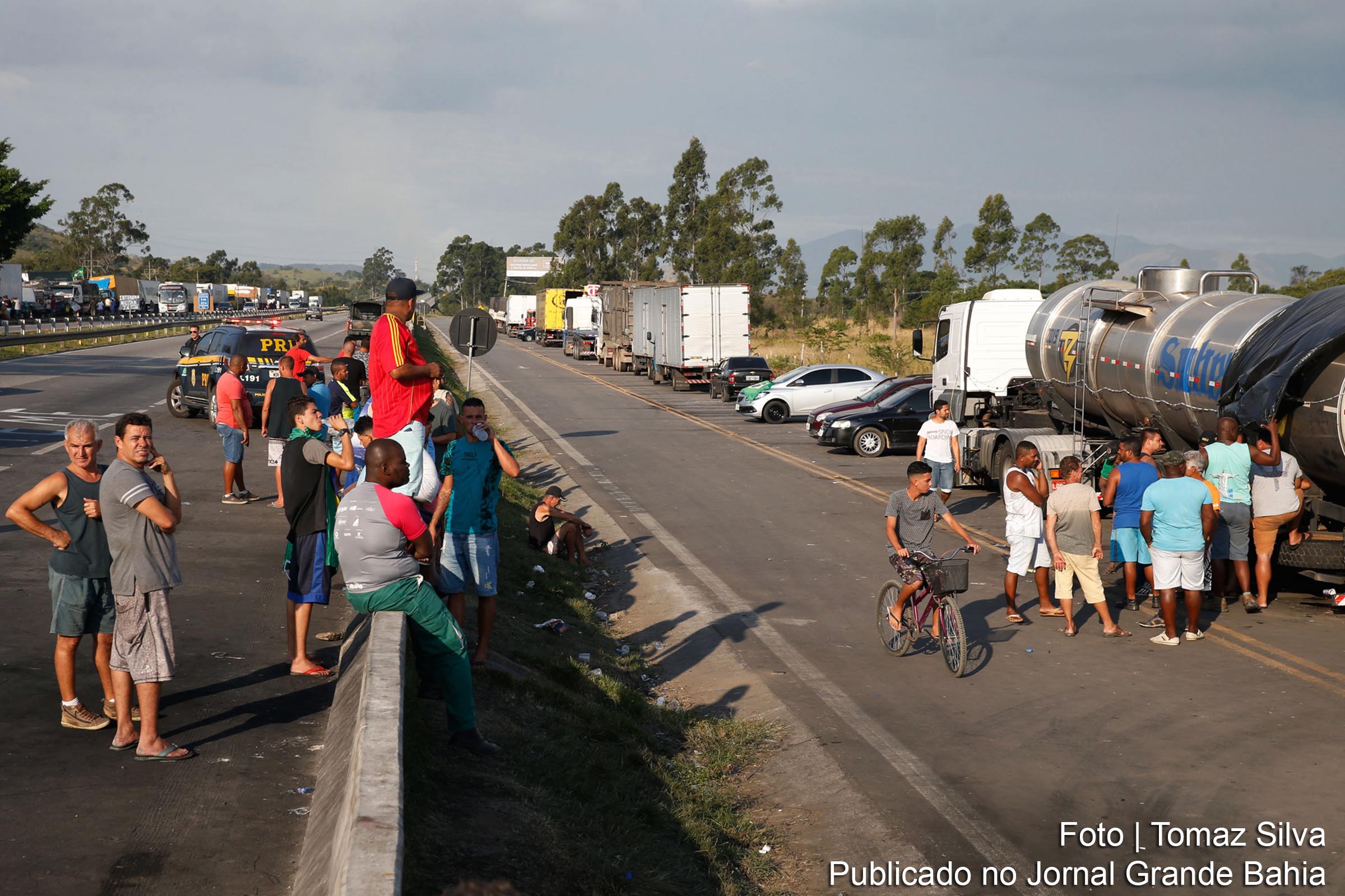 Greve dos motoristas do setor de transporte de cargas persiste.
