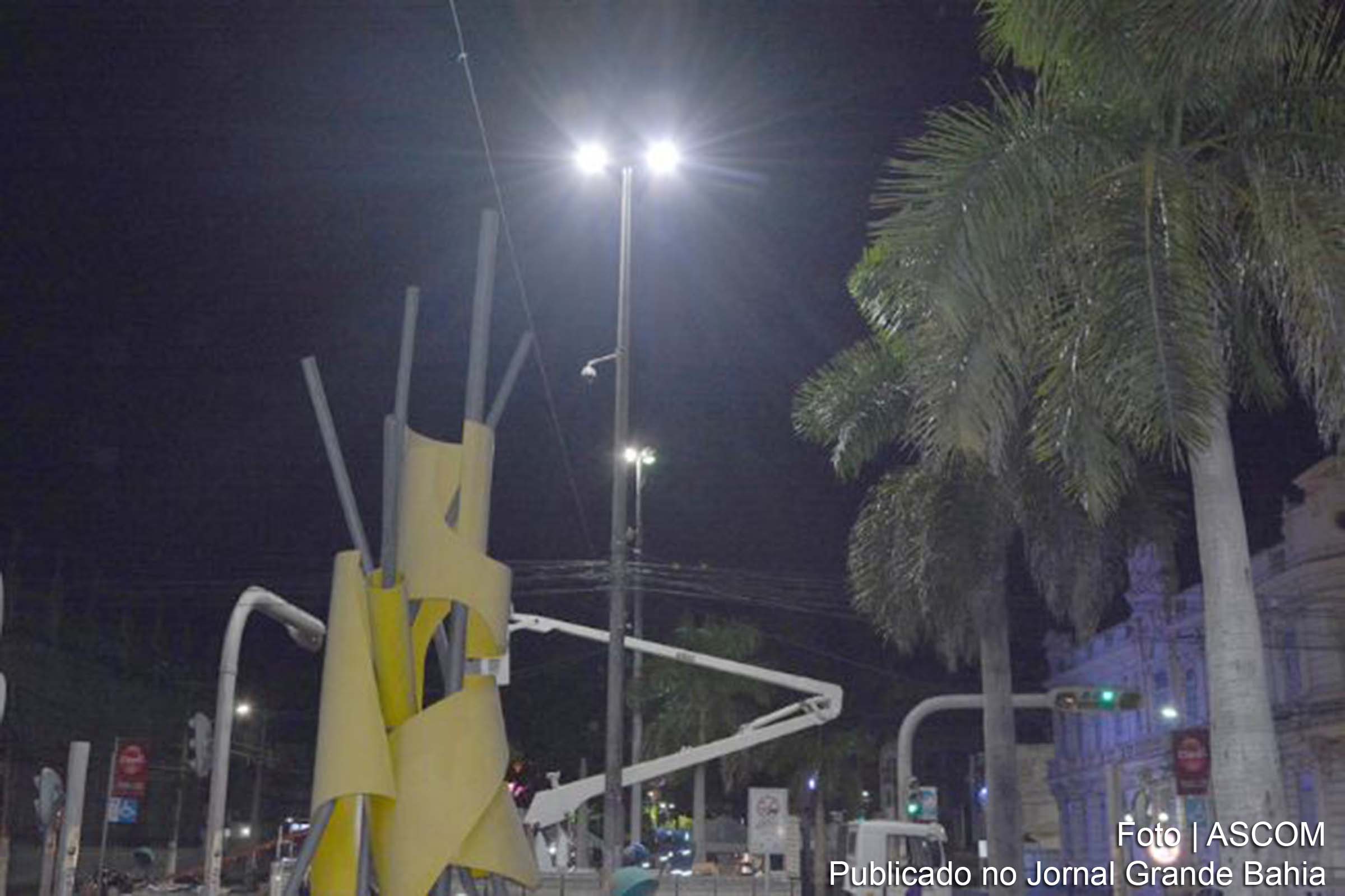 As luminárias têm maior durabilidade e traz economia ao Município de Feira de Santana.