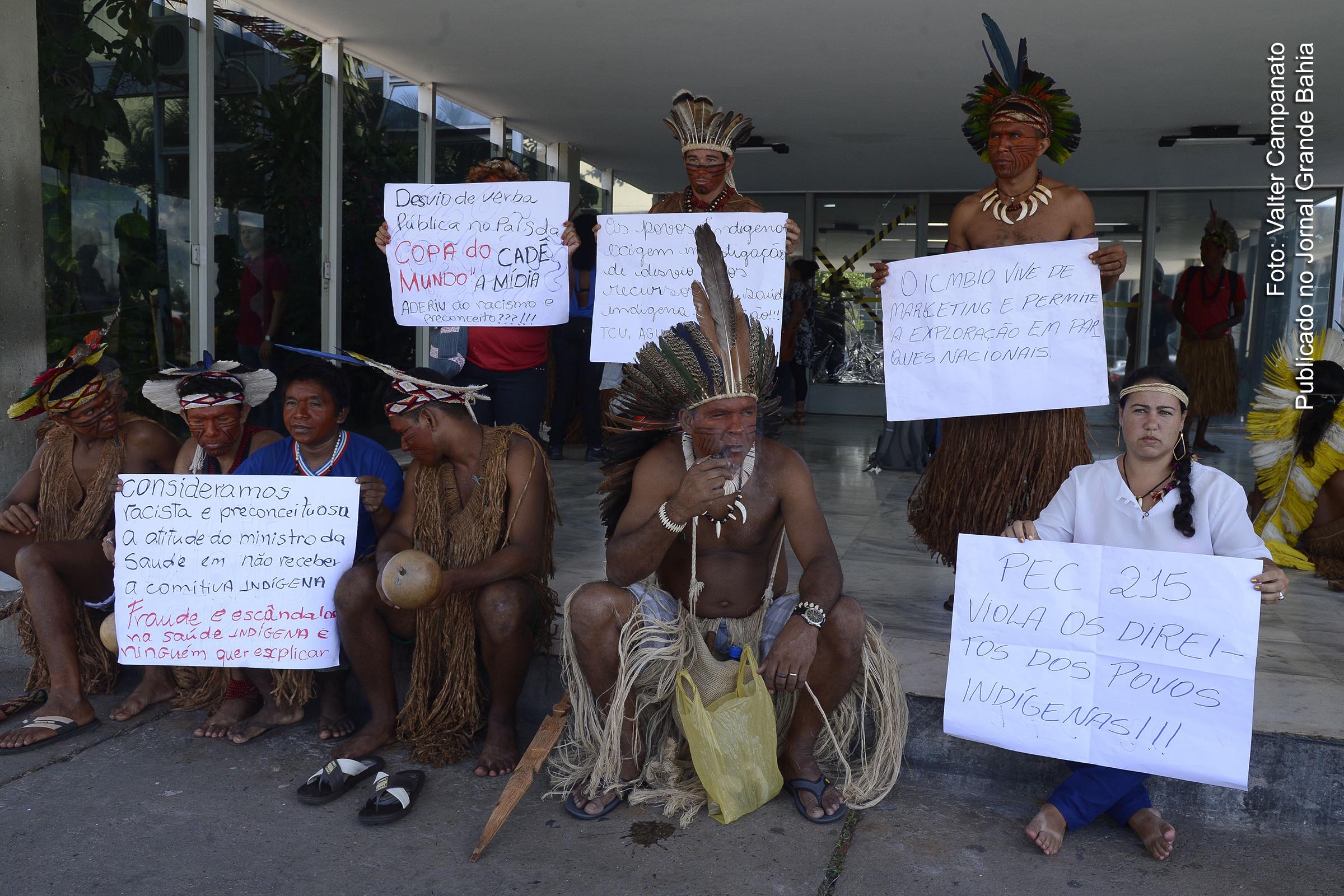Índios das etnias Pataxó, Tupinambá e Tuxã do sul da Bahia, durante protesto por direitos dos povos tradicionais, ocorrido em 13 de março de 2014, em Brasília.