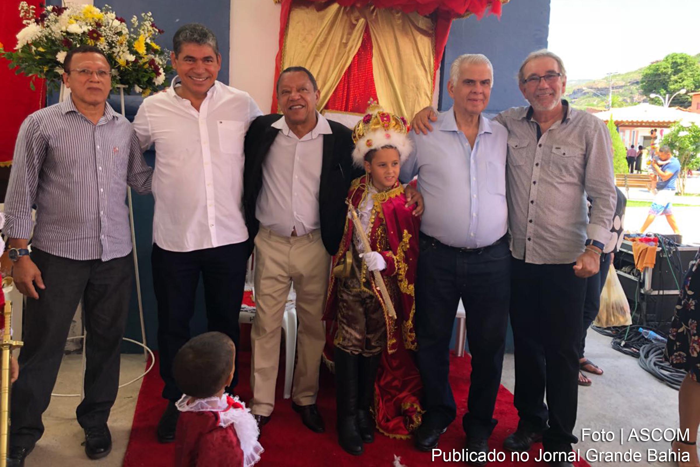João Lúcio, prefeito de Andaraí (PSB); José Carlos Araújo, deputado federal (PR) e Wilson Paes Cardoso, ex-prefeito de Andaraí (PSB), ao lado de lideranças comunitárias.