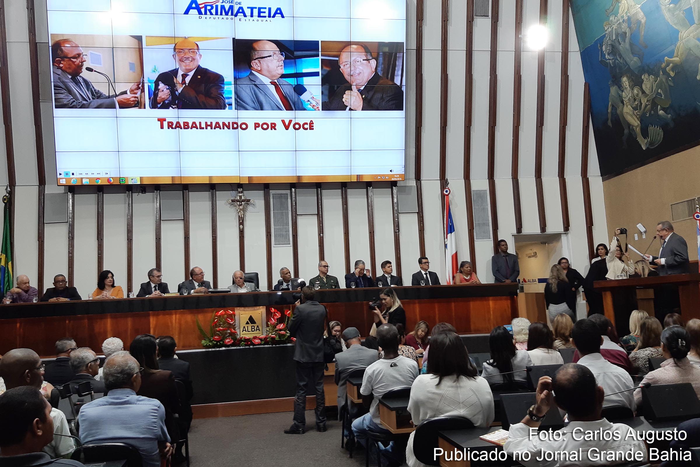 Deputado Euclides Fernandes discursa durante solenidade de outorga da Comenda 2 de Julho ao deputado José de Arimateia.