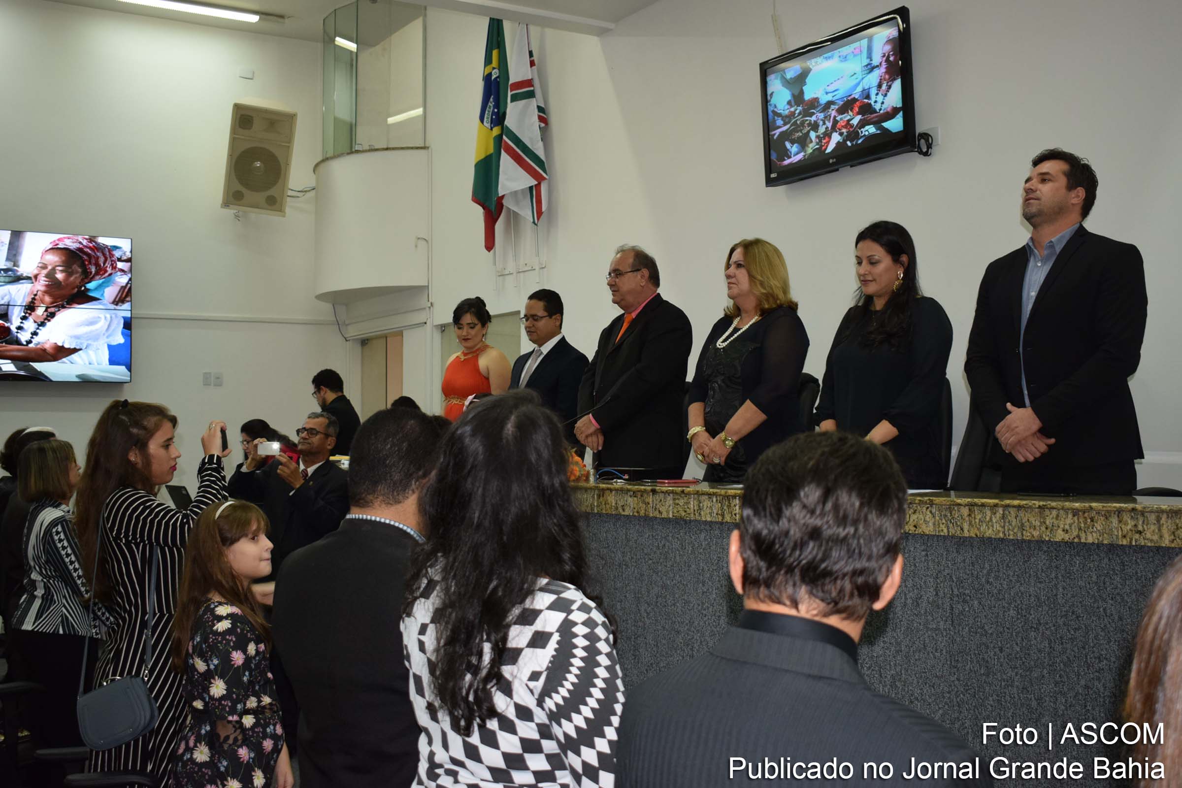 Câmara Municipal de Feira de Santana concede homenagens a Elton Macedo e Carolina Carrasco.