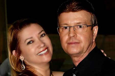 Aumentando o número de aquisição das mesas para a grande noite em homenagem ao dia dos namorados, na Mansão 888, capitaneada pela senhora Rita Dórea. No flash com seu marido Miguel Dórea.