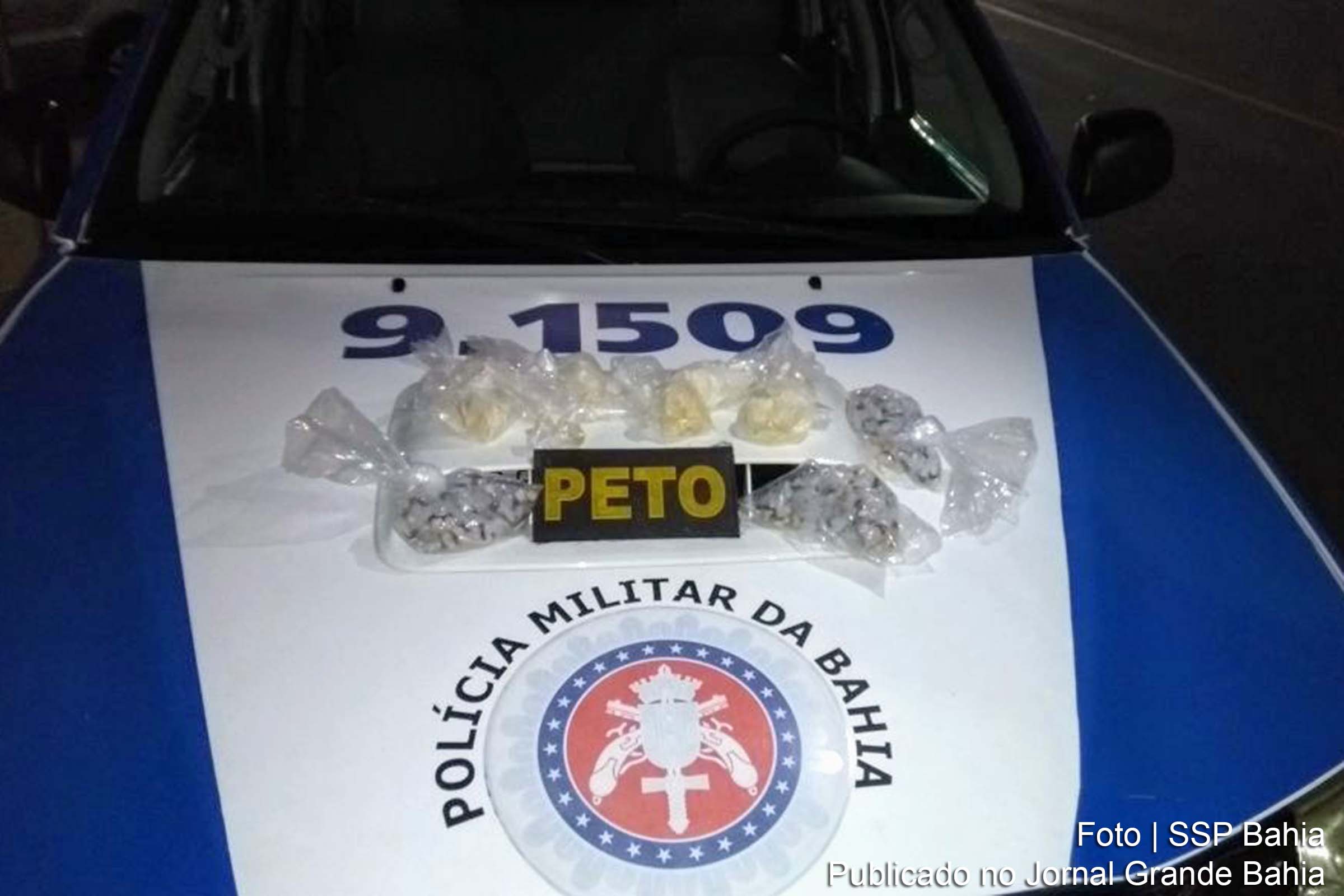 Militares apreendem 180 pedras de crack embaladas para venda e um tonel enterrado, com 11 pedras grandes da mesma droga, pesando cerca de 1,5 kg.