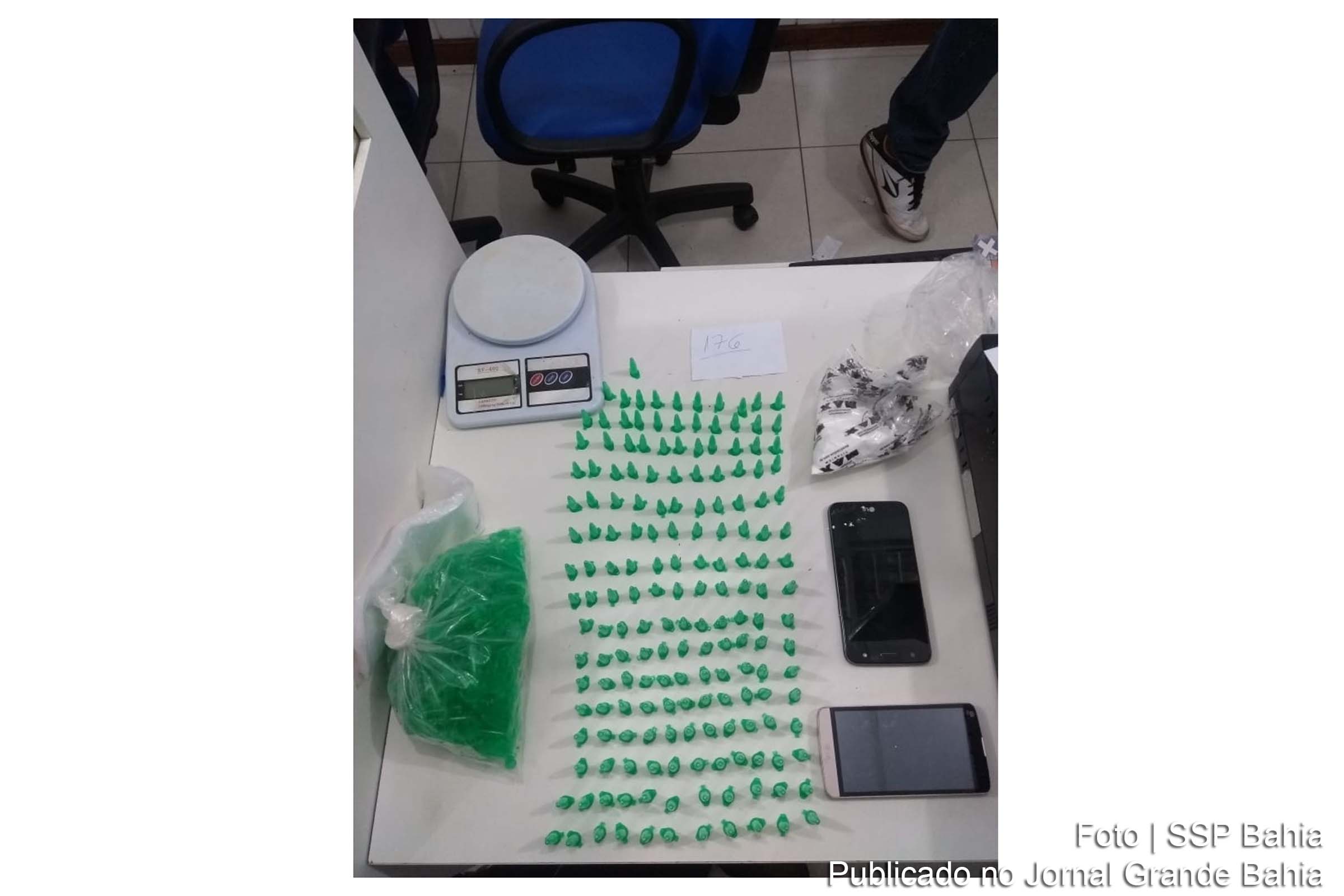 Policiais Militares apreendem pinos com cocaína, celulares e balança.