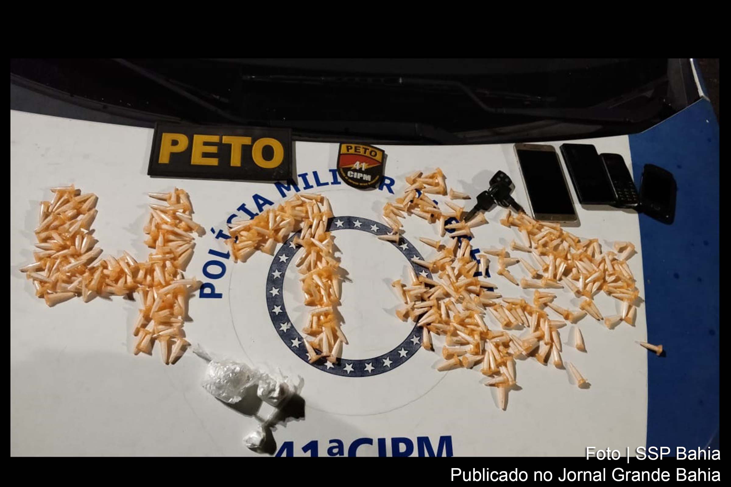 Militares apreendem 350 porções de cocaína e quatro celulares.