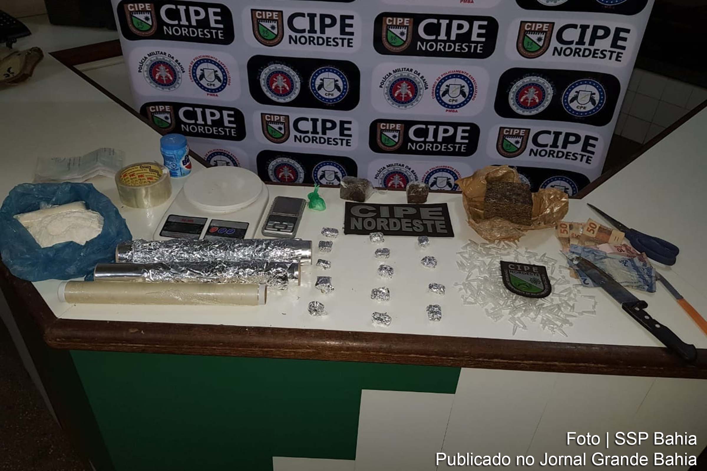 Militares apreendem um tablete de maconha, pino de cocaína, embalagens plásticas, facas, tesoura, fermento, duas balanças e R$ 230.