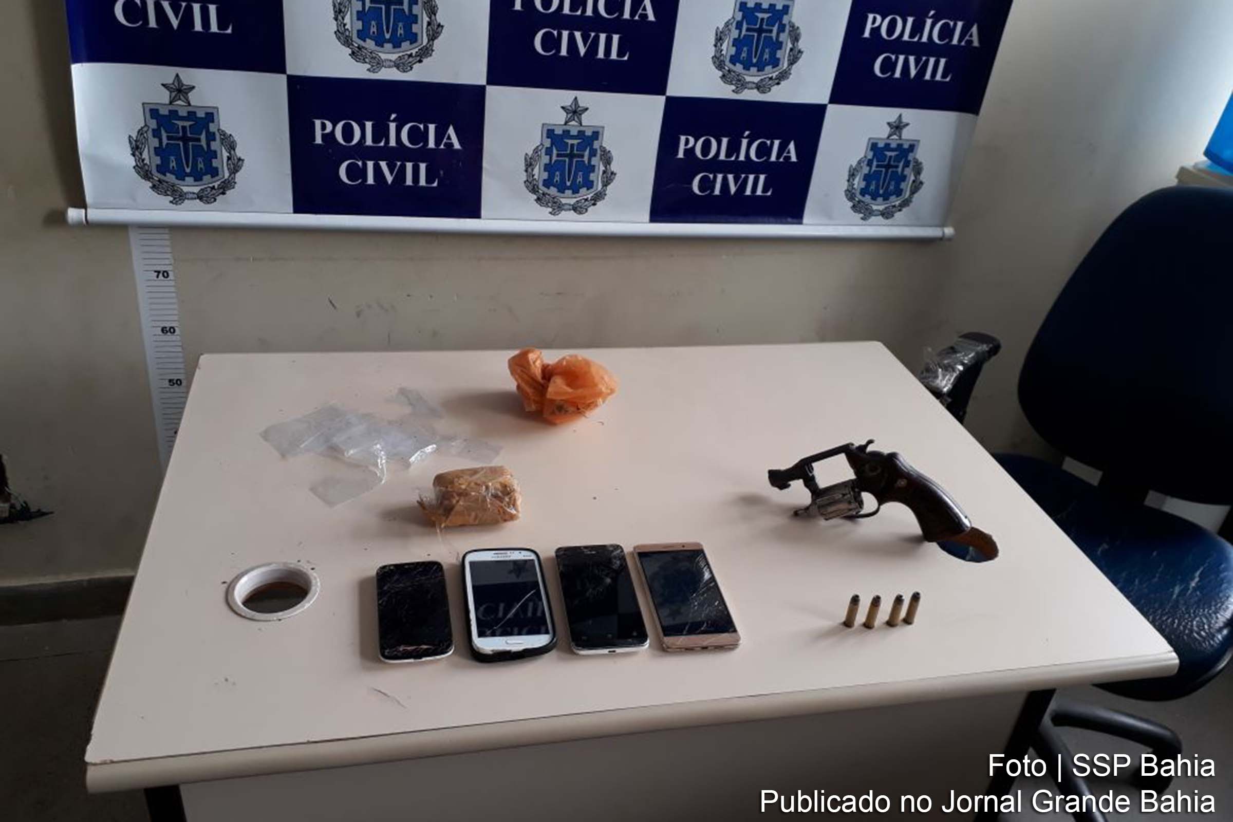 Militares apreendem uma porção de maconha prensada, uma arma de calibre 38 e quatro celulares.