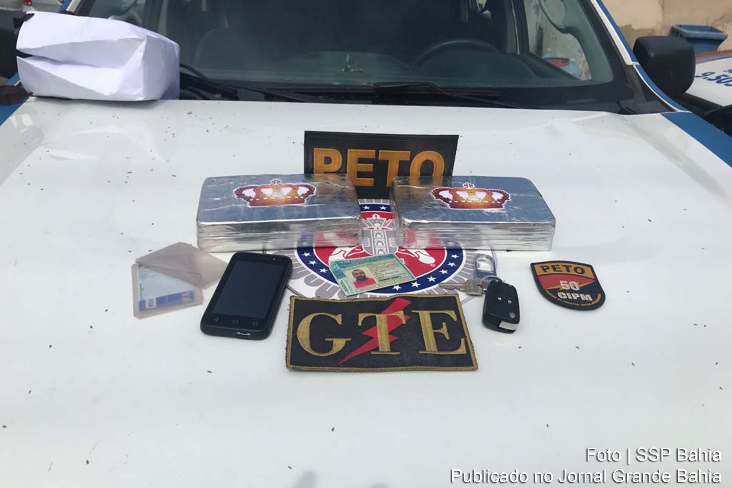 Militares encontraram drogas, celular e documentos.
