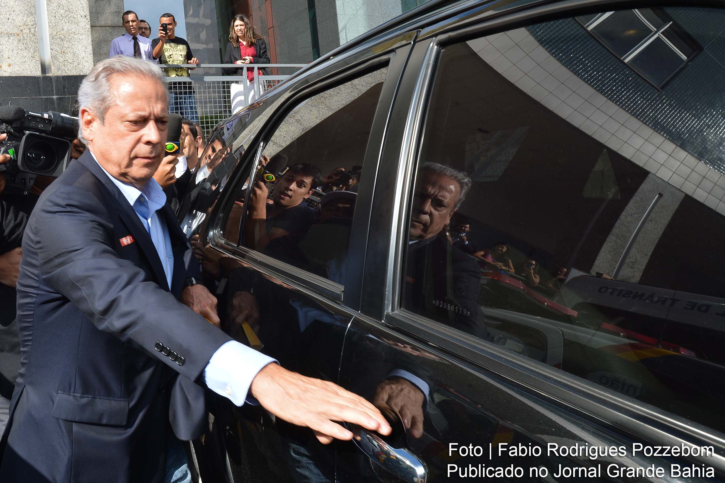 O ex-ministro da Casa Civil José Dirceu após assinar na Vara de Execuções Penais do Distrito Federal o termo que autoriza a cumprir prisão no regime aberto.