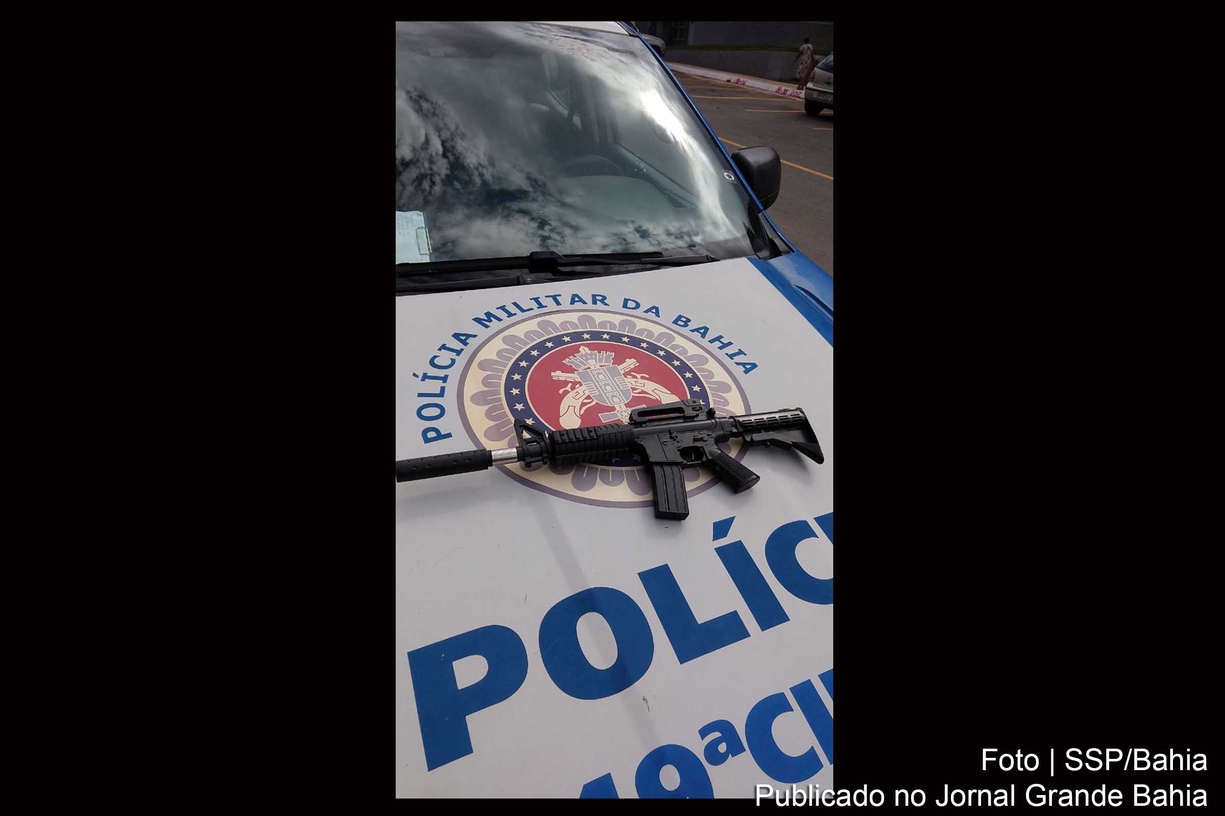 Polícia apreende simulacro de fuzil.