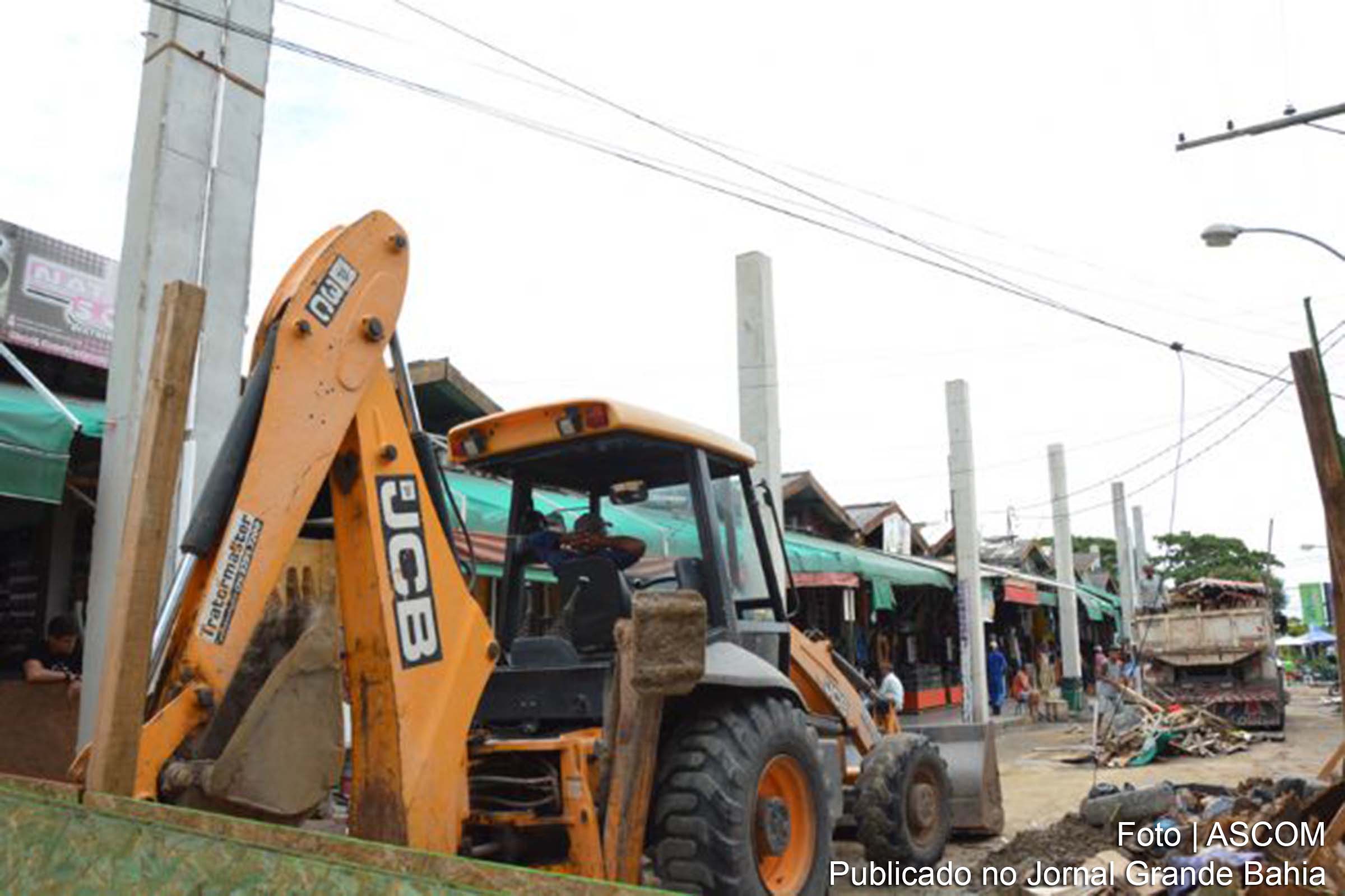 Obras de implantação do telhado do Feiraguay.