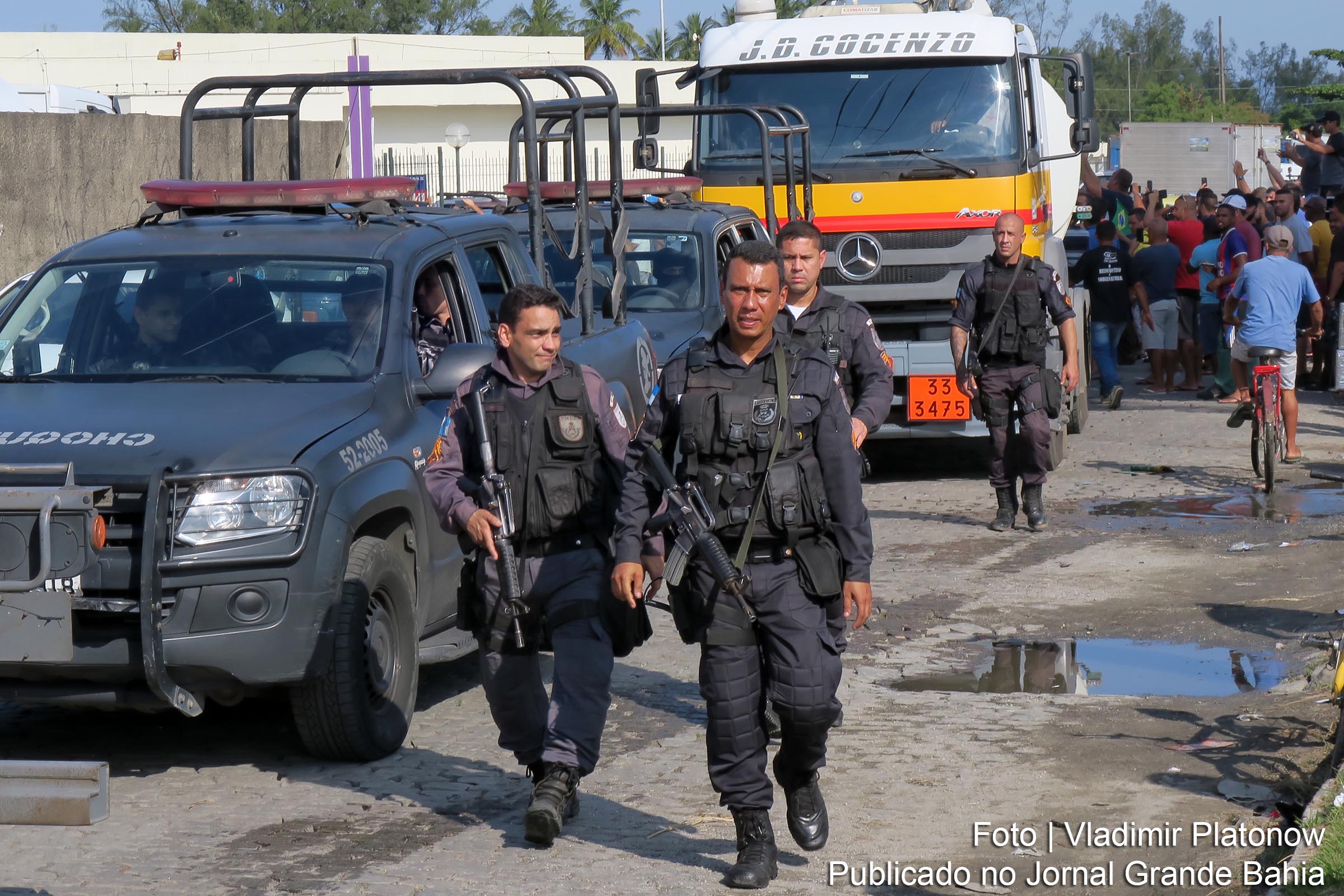 Policiais Militares (PMs) escoltam caminhões-tanque.