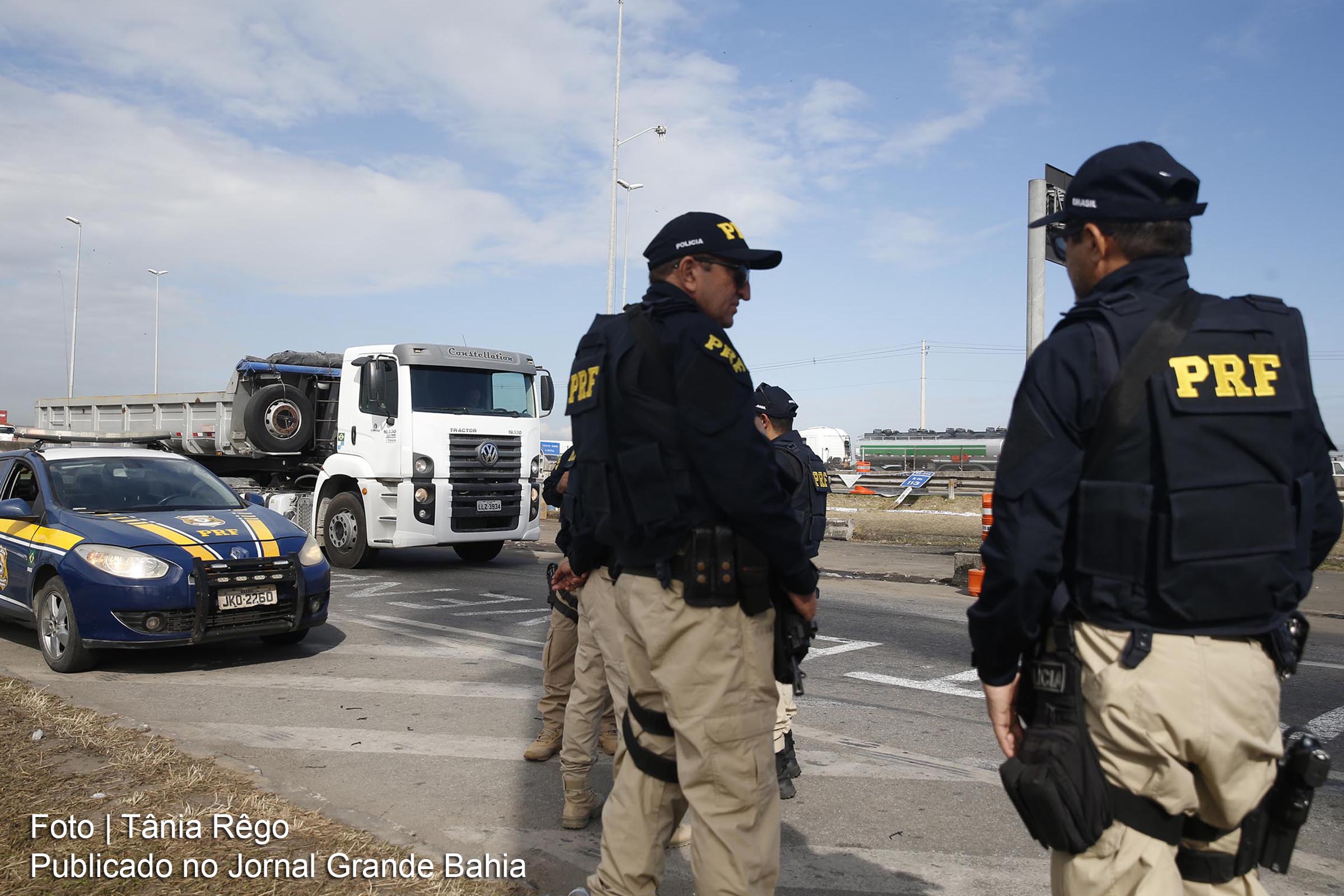 Polícia Rodoviária Federal (PRF) monitora tráfego de veículos.