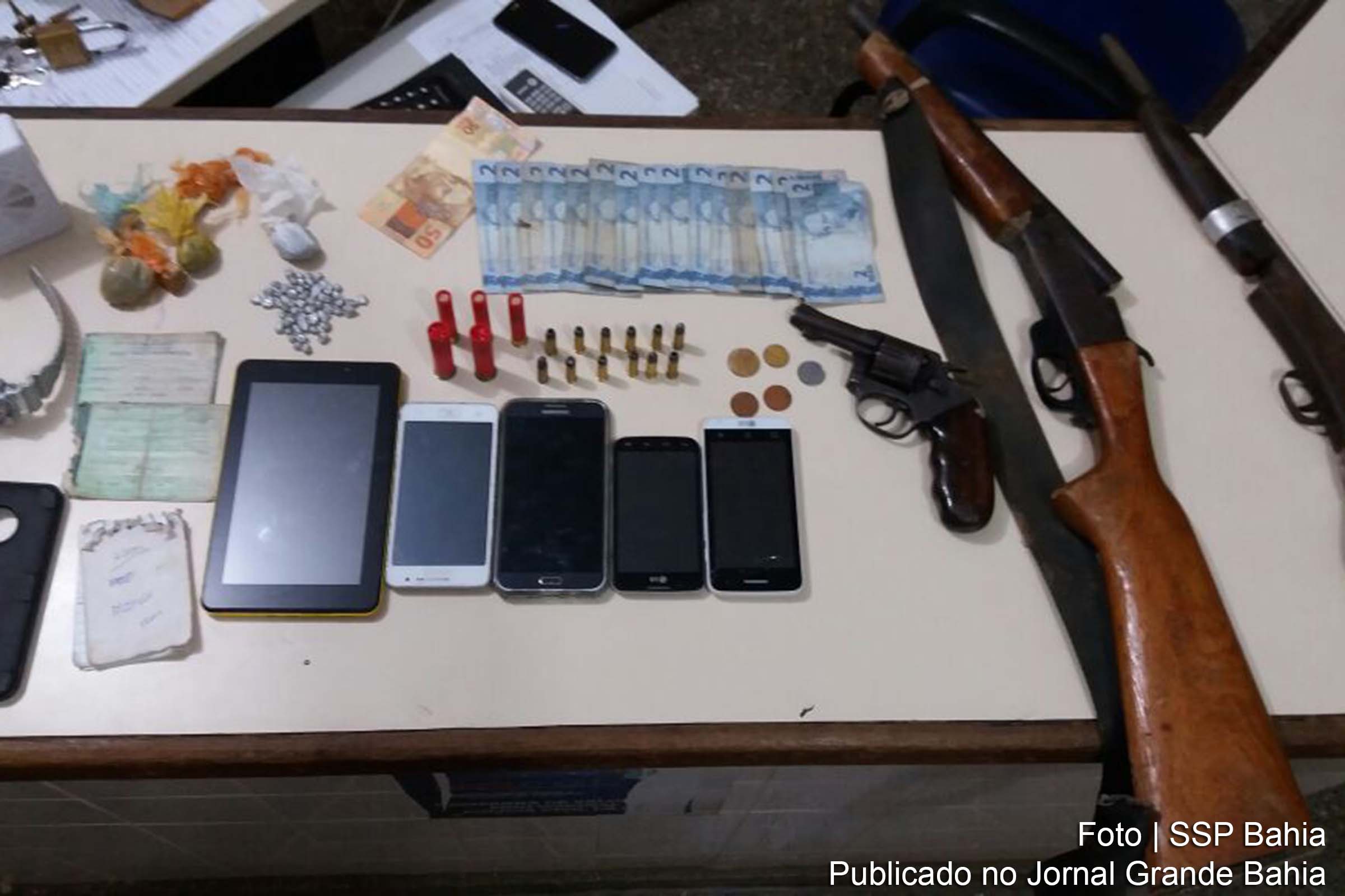 Polícia apreende armas, celulares, tablet, dinheiro e entorpecentes.