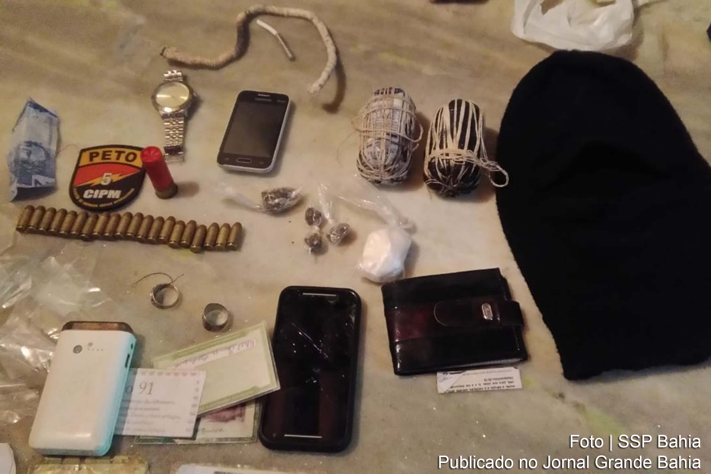 Polícia apreende explosivos, munições, documentos, celulares, porções de drogas e embalagens plásticas.