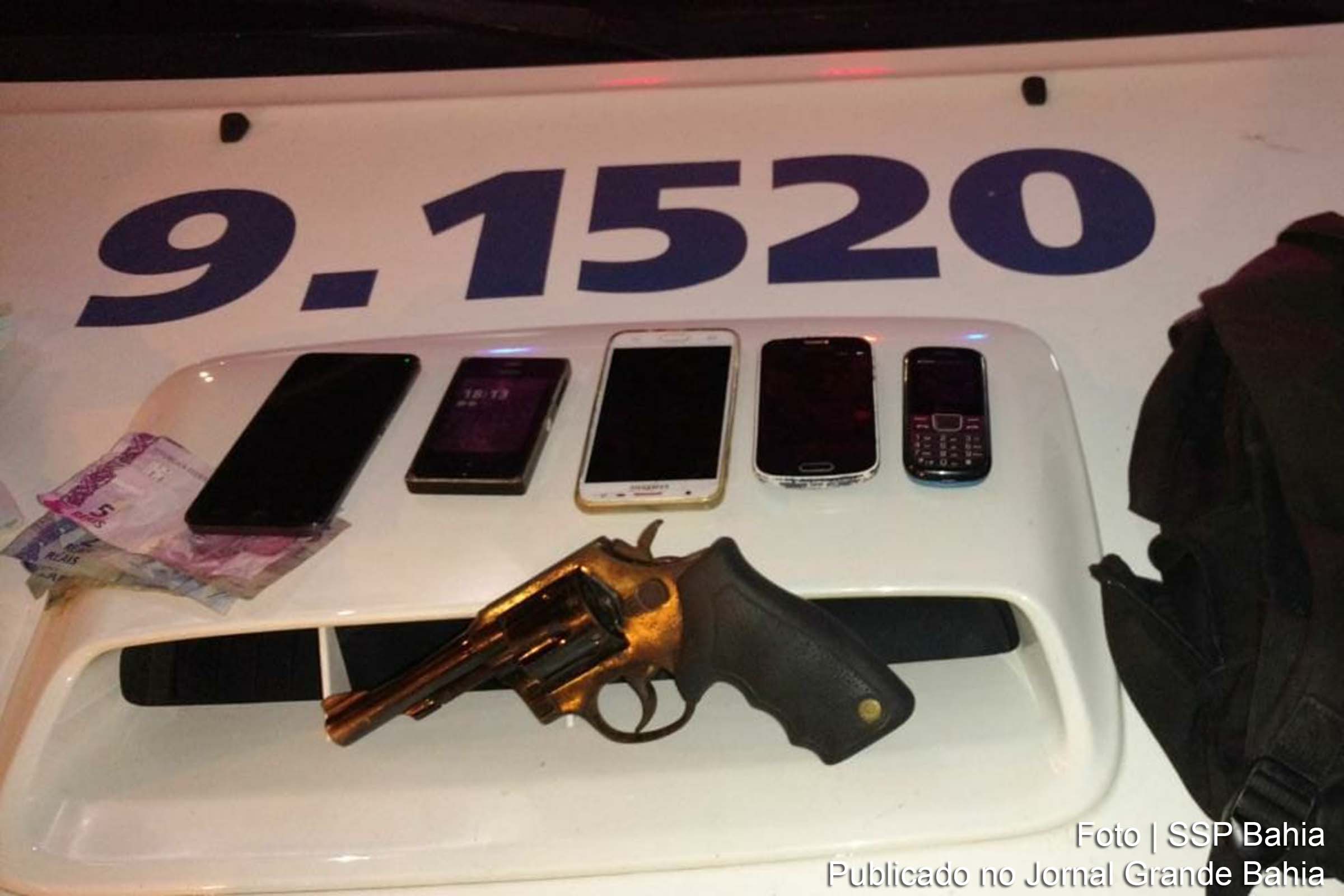 Polícia apreende revólver, munições e cinco celulares.