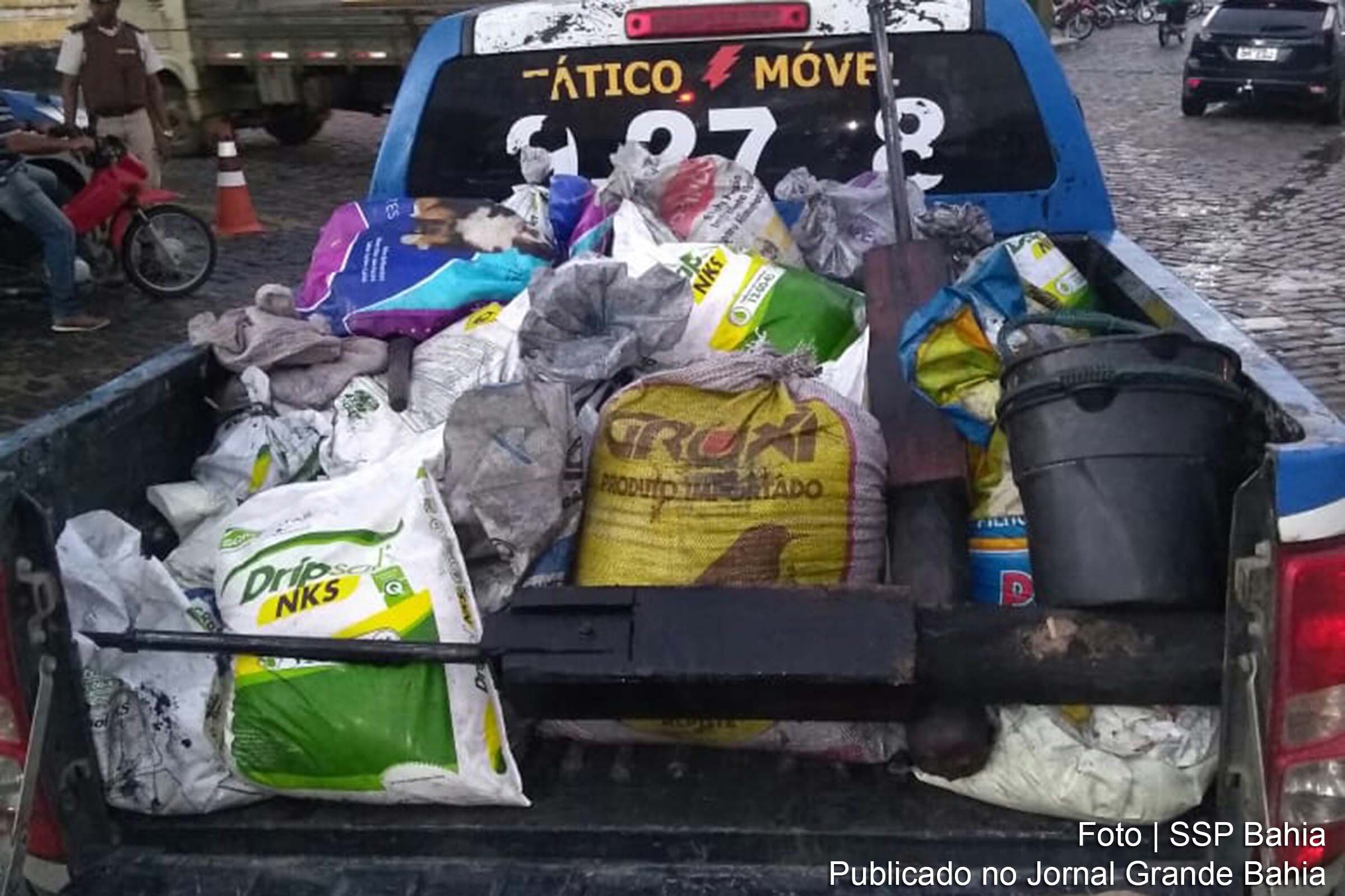 Policiais apreendem 590 kg de pólvora, 100 kg de salitre, 25 kg de enxofre, um saco de carvão pilado, balança e misturador industriais, além de uma socadora automatizada.
