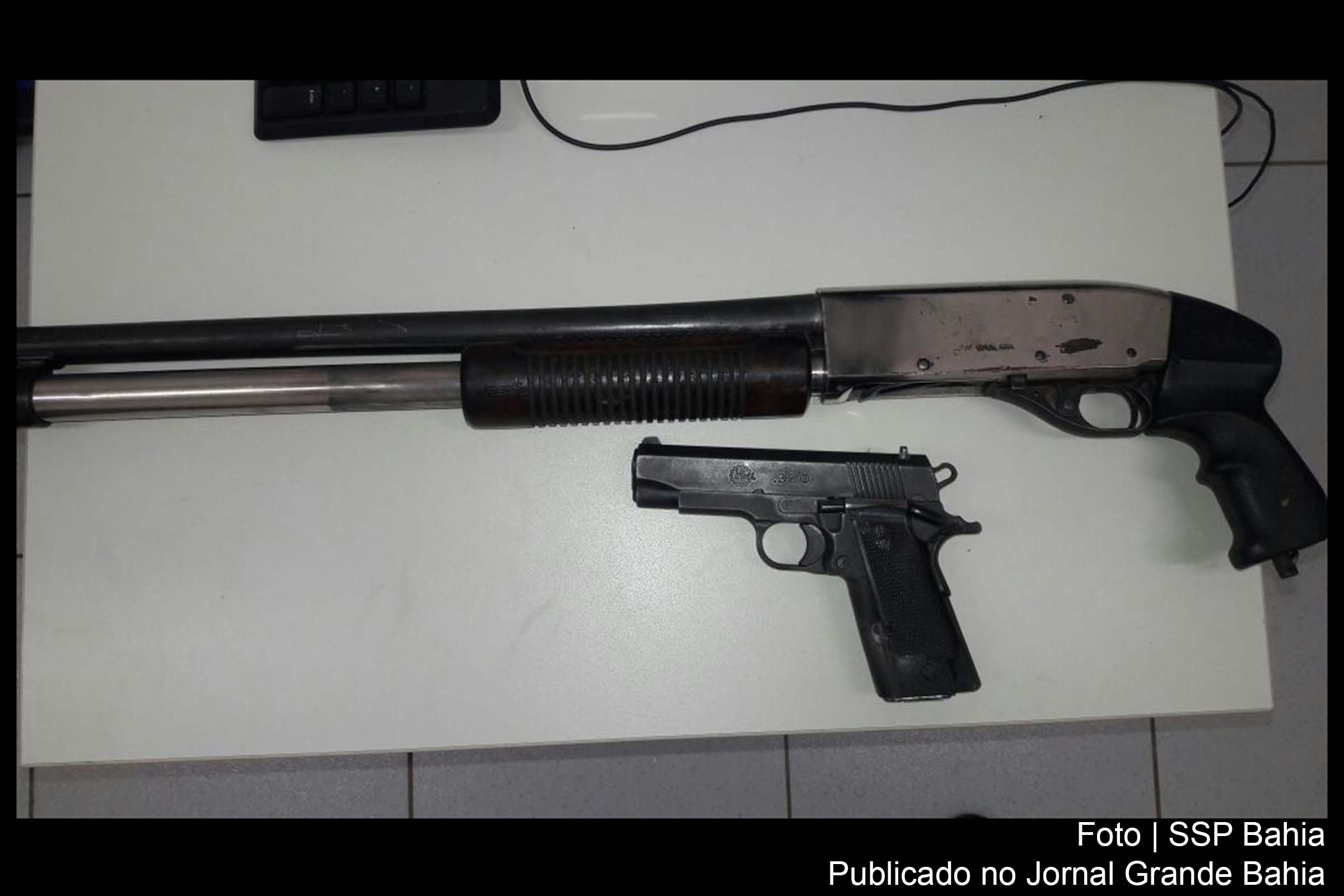 Policias apreendem uma pistola calibre 40 e um revólver calibre 32.