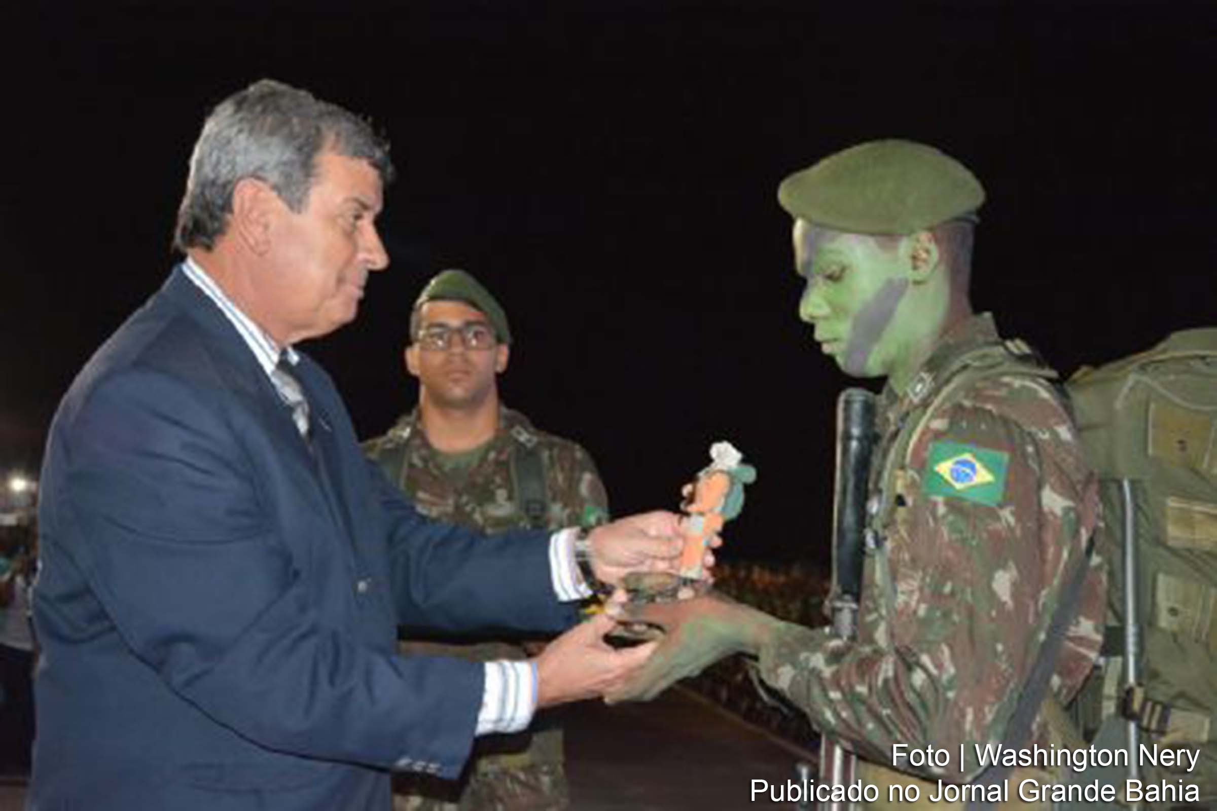 Prefeito Colbert Martins entregou troféu ao tenente Gabriel Barbosa de Oliveira, comandante do 1º Pelotão da 1ª Companhia de Fuzileiros, distinguido pelo seu desempenho na competição de tiro de fuzil.