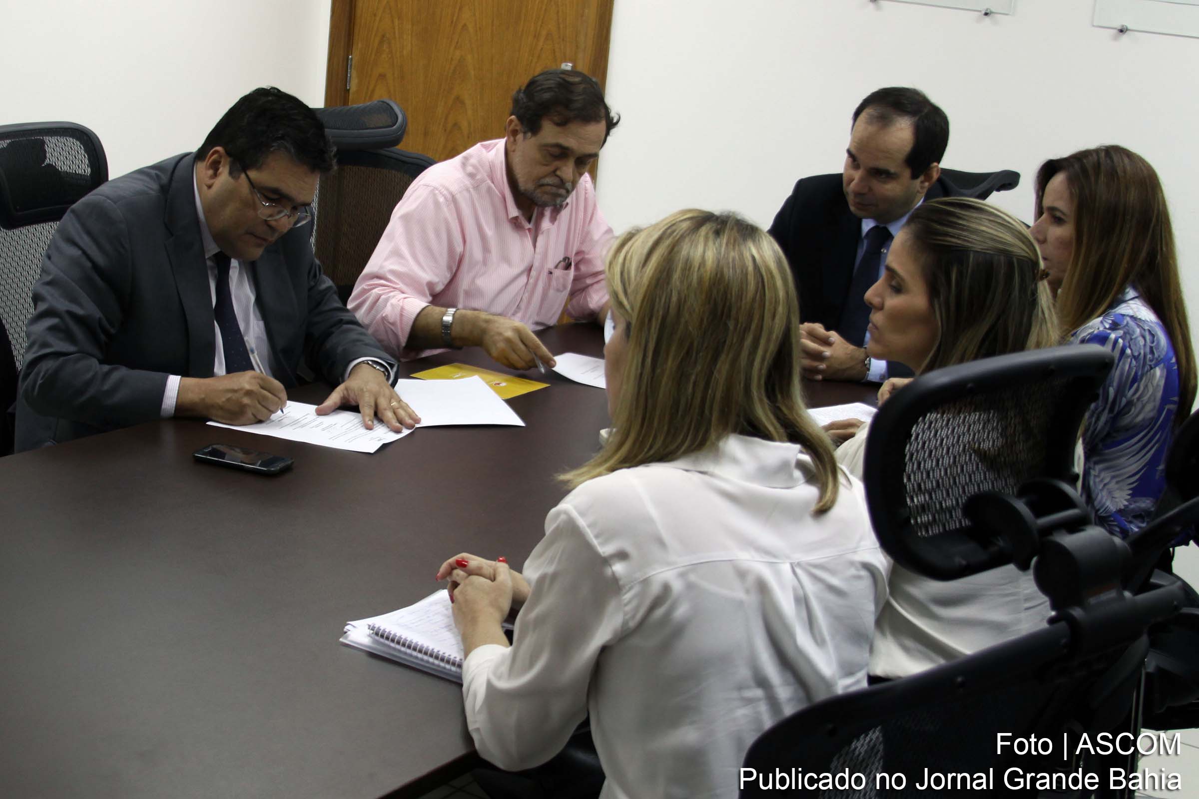 Procurador-geral do Estado, Paulo Moreno, e secretário da Educação, Walter Pinheiro, na assinatura do TAC, em 2016. Segundo MPT, acordo foi descumprido.